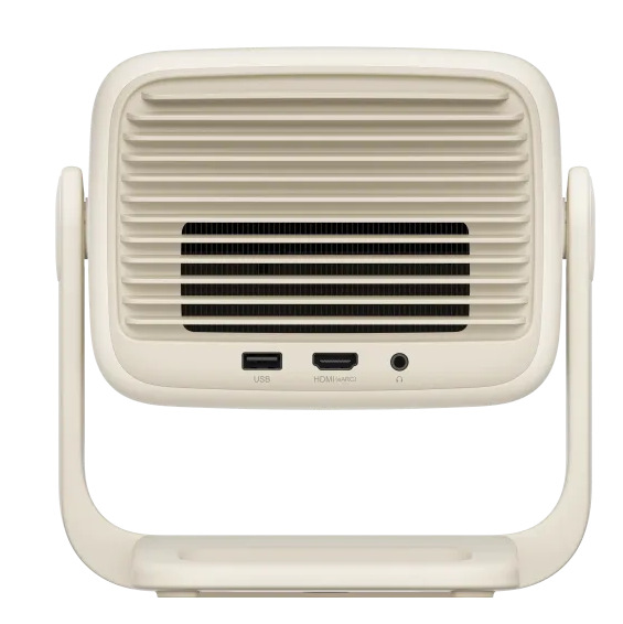 Kremowy projektor z uchwytem. Posiada wentylację, port USB, port HDMI i gniazdo słuchawkowe.