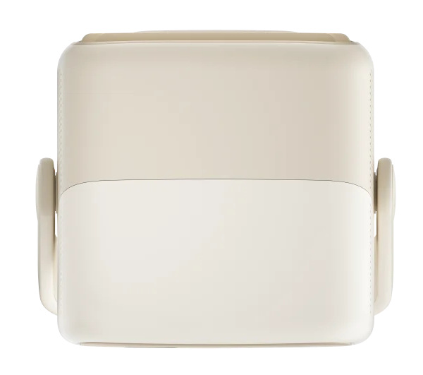 Kremowy fotel, widok z góry. Oparcie w jasnokremowym kolorze. Dolna połowa jest nieco jaśniejsza. Posiada podłokietniki.