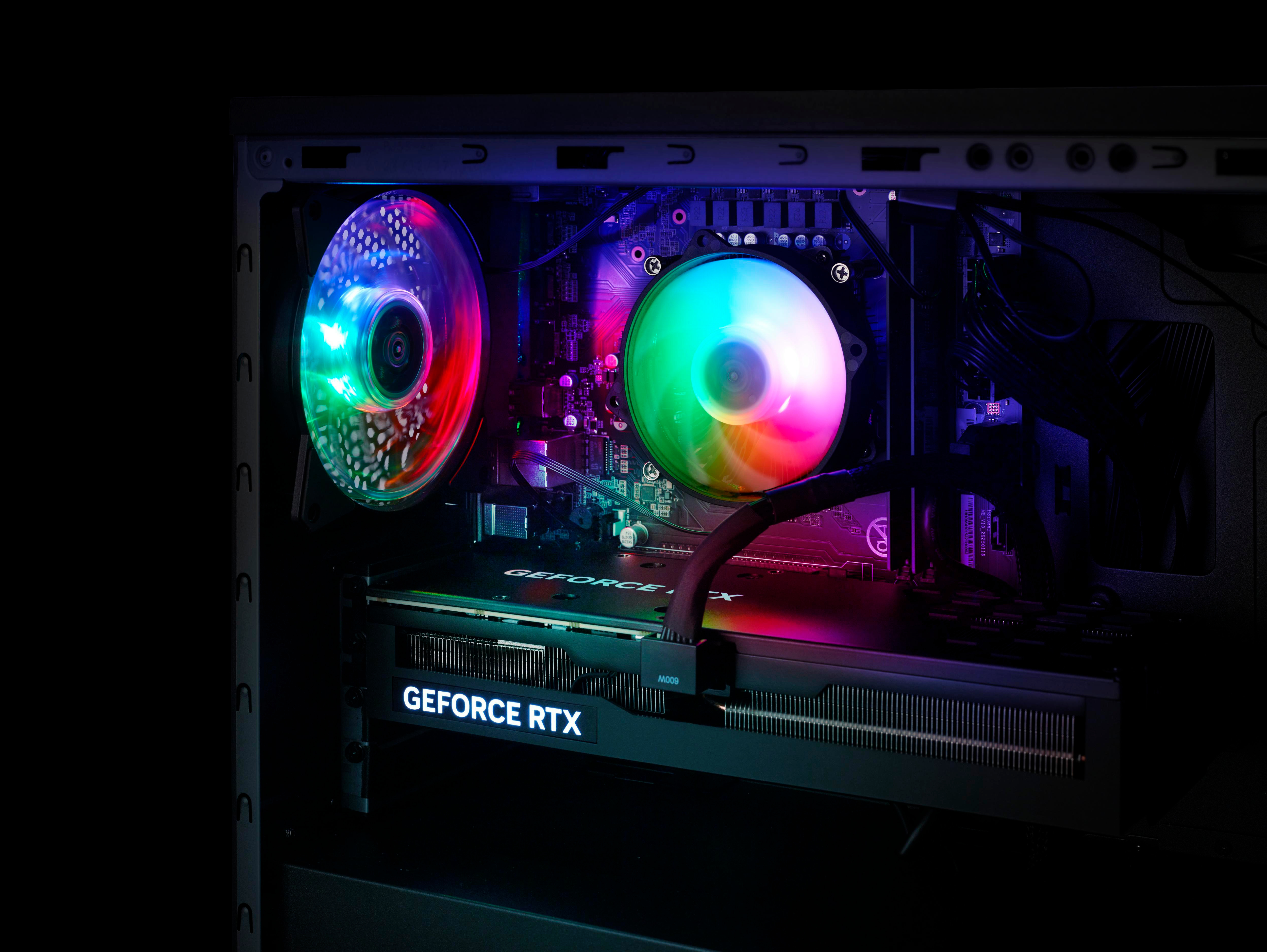 In einem Computergehäuse: GPU, Lüfter mit RGB-Beleuchtung, Motherboard und verschiedene Komponenten. GeForce RTX sichtbar.
