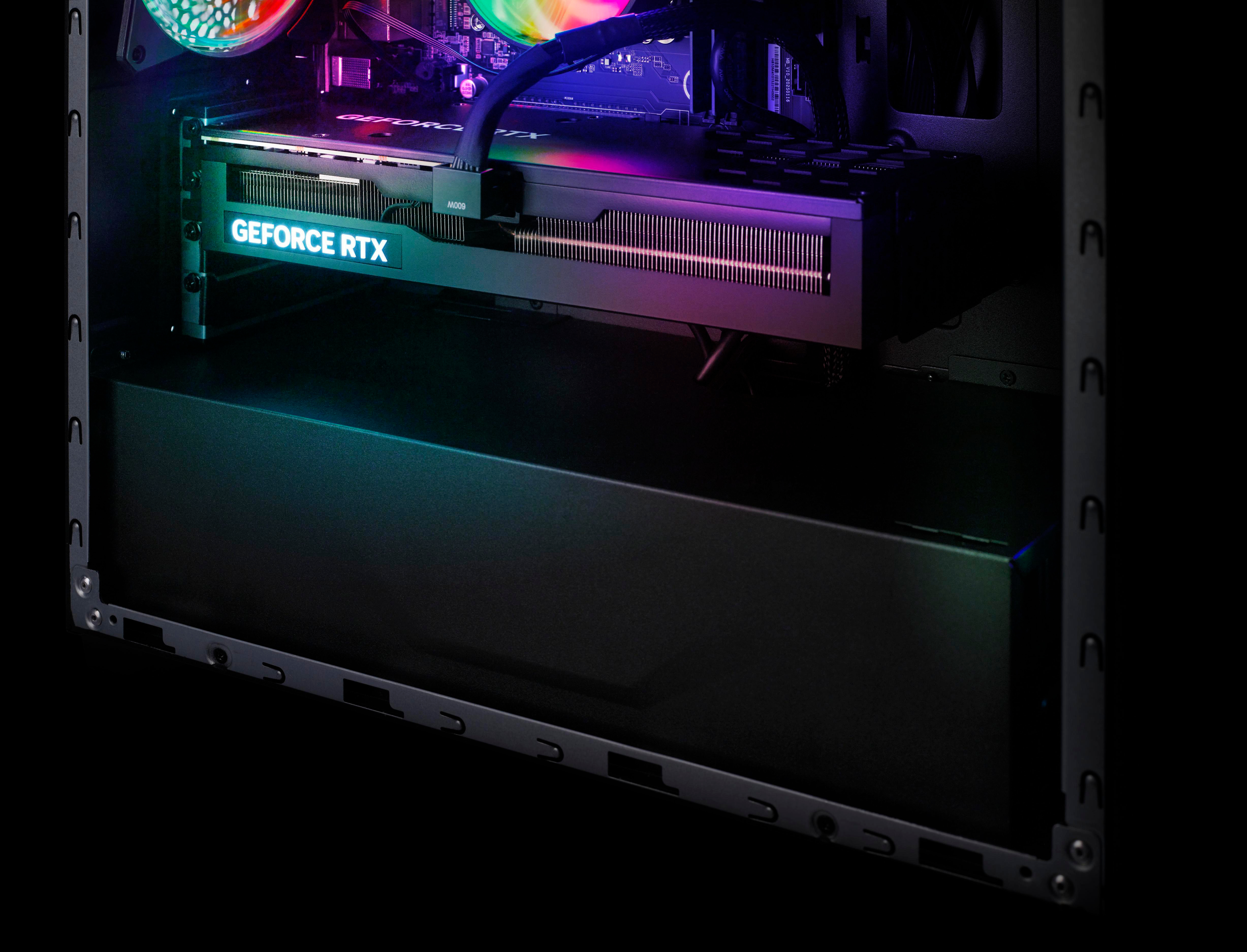 In einem Computergehäuse leuchtet eine GeForce RTX-Grafikkarte in Neonfarben. Ein schwarzes Gehäuse und Komponenten sind sichtbar.