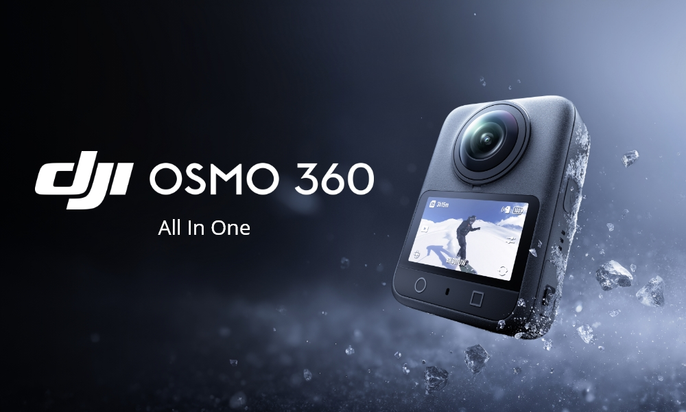Kamera DJI Osmo 360. Czarna, z ekranem pokazującym narciarza. Cząsteczki lodu otaczają ją, na ciemnoniebieskim tle.