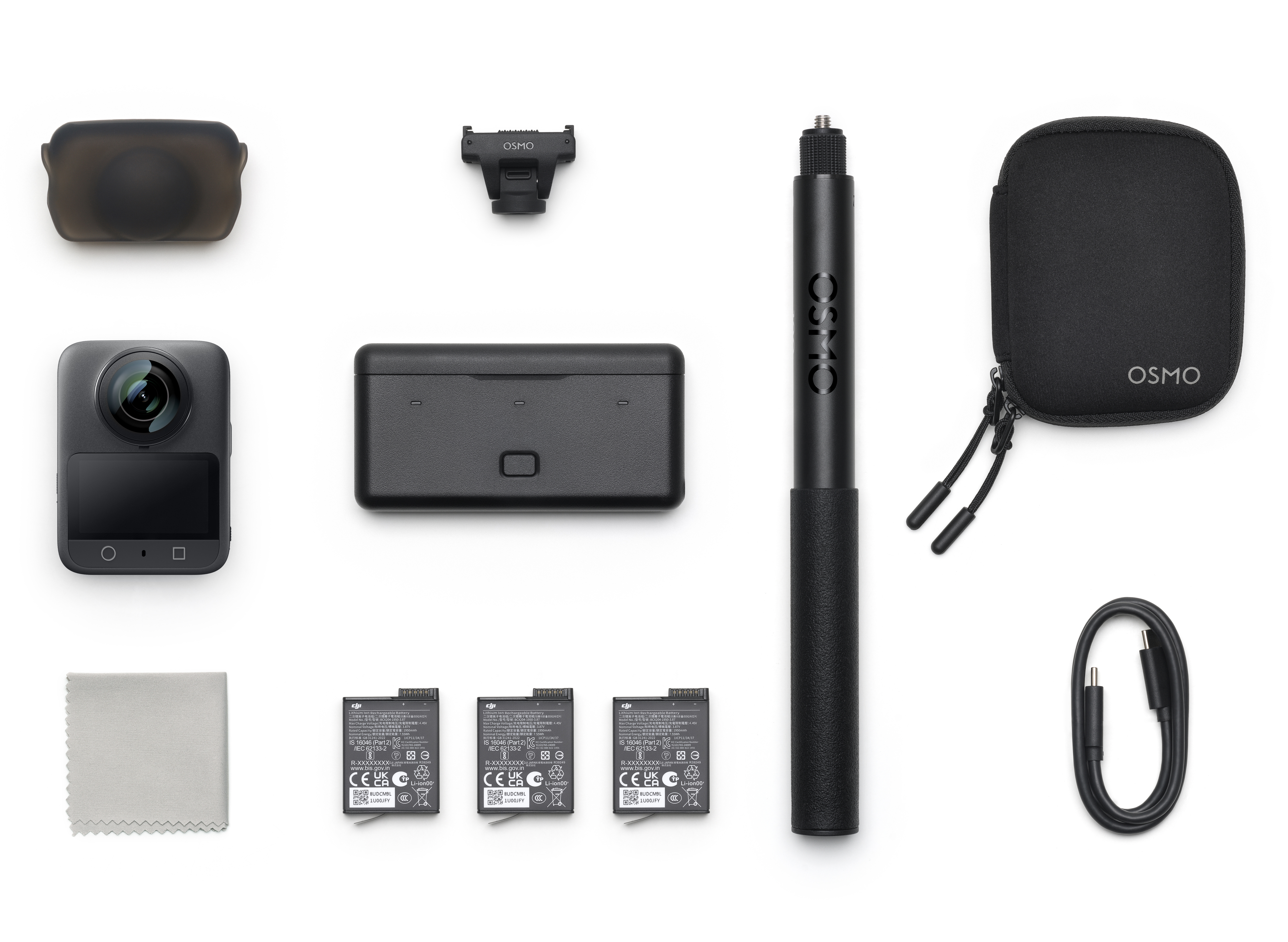 Zestaw kamery DJI Osmo. Zawiera aparat, etui, baterie, hub ładujący, kable i akcesoria na białym tle.