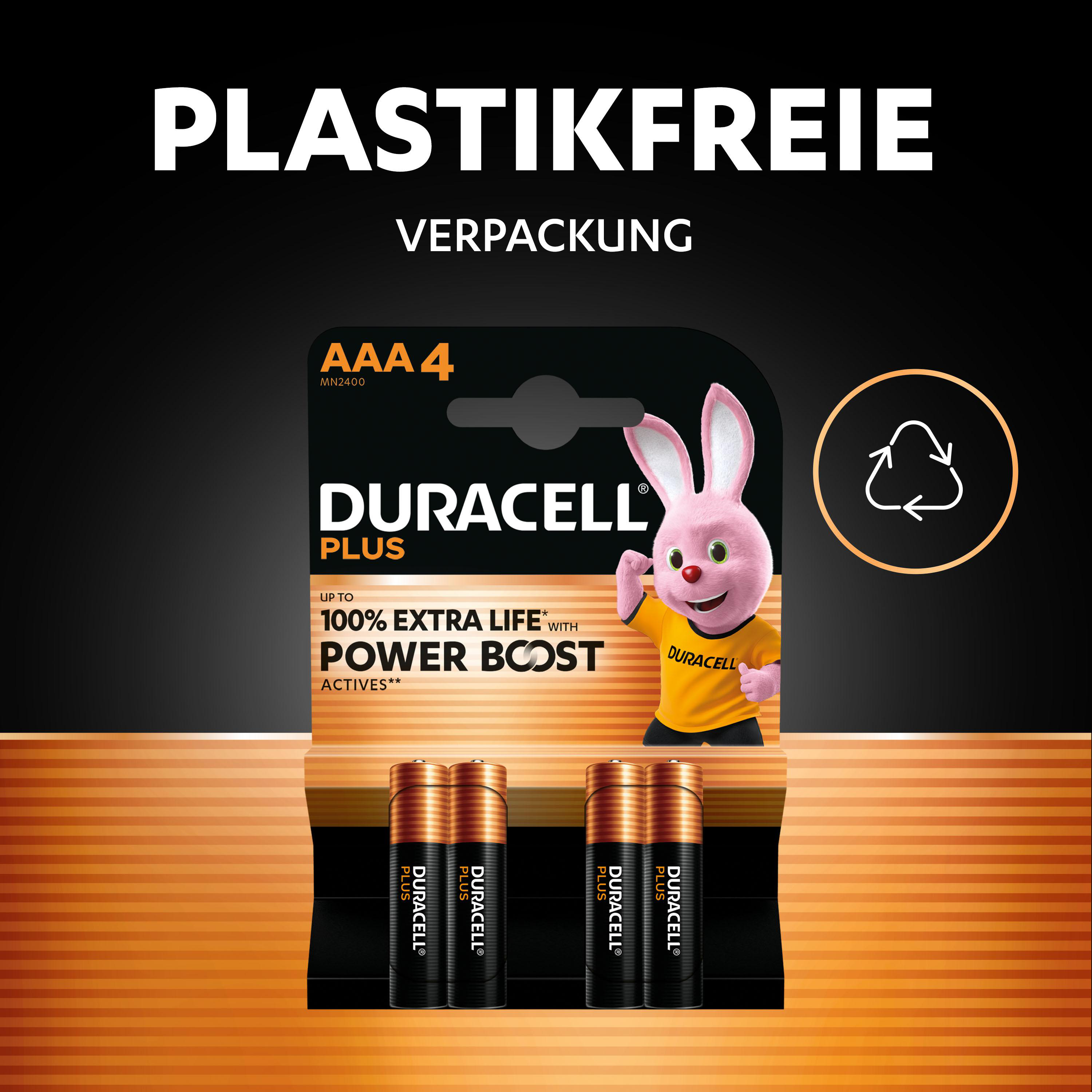 Duracell-Batteriepackung mit rosa Hase. Text: 'PLASTIKFREIE VERPACKUNG'. Batterien sind braun und schwarz.