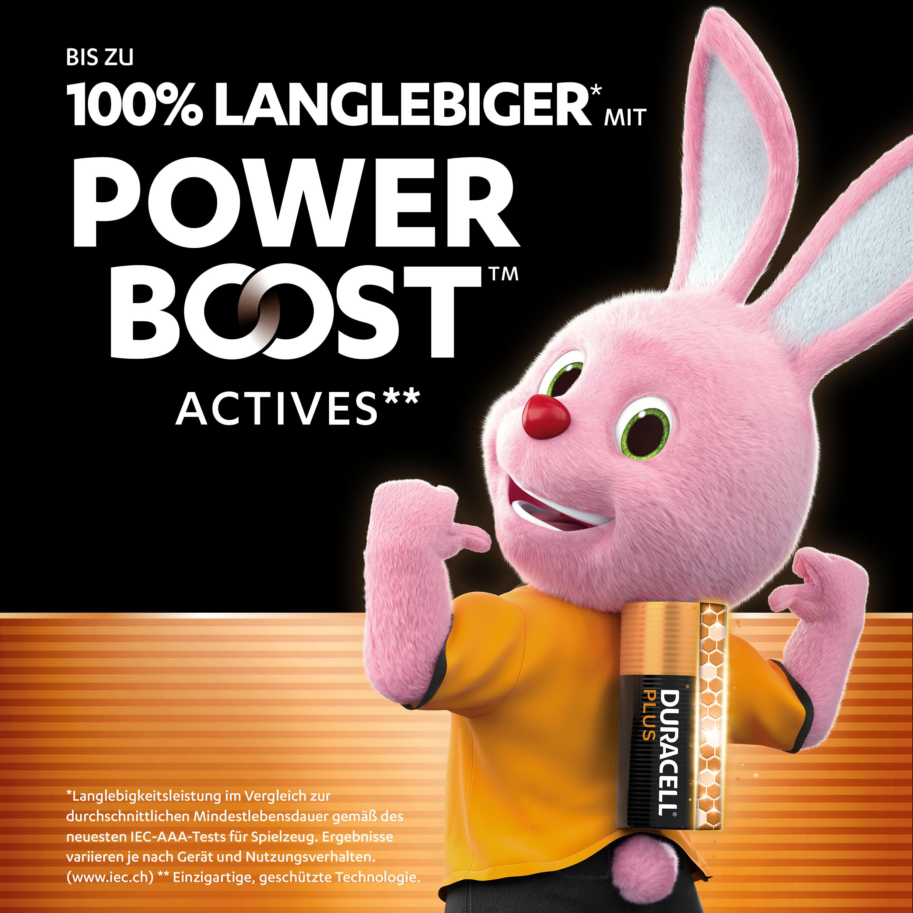 Ein rosa Kaninchen hält eine Duracell-Batterie. Text: POWER BOOST ACTIVES. Der Hintergrund ist orange und schwarz.