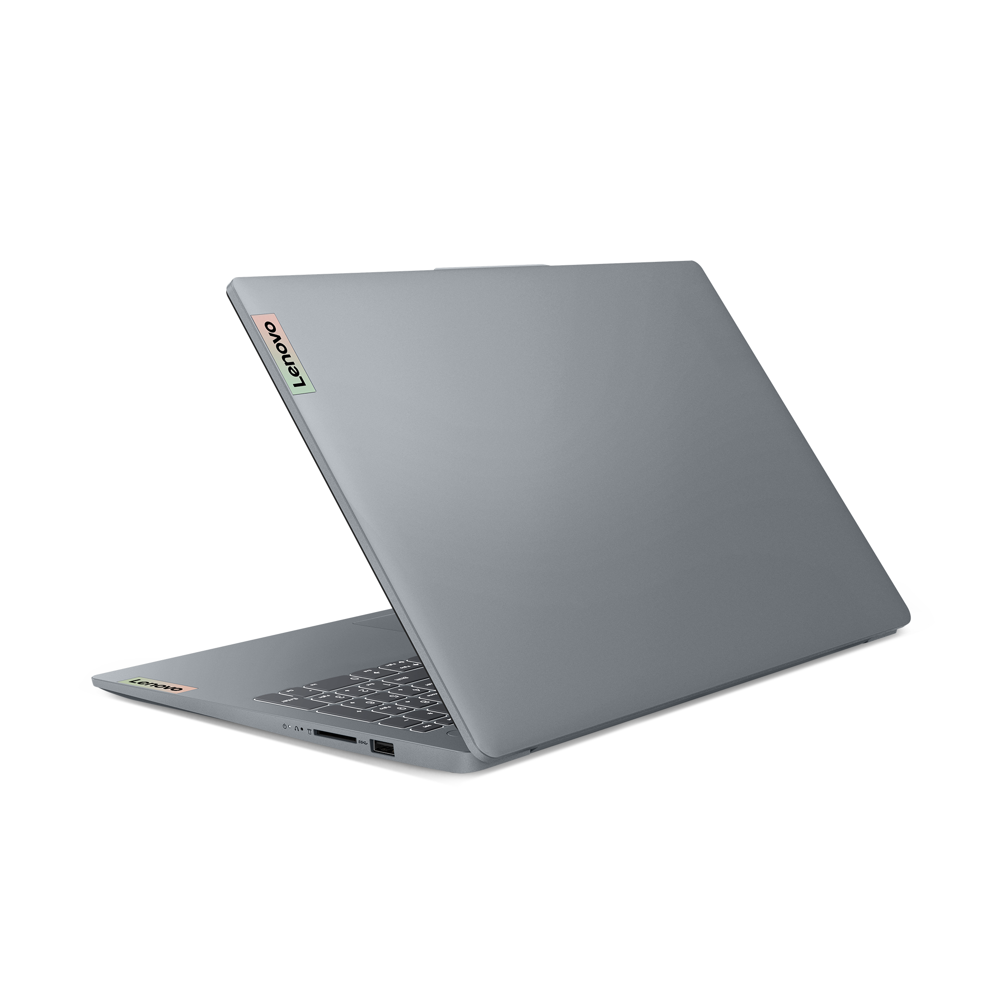 Een grijze Lenovo laptop staat open op een zwarte achtergrond. Het Lenovo logo is zichtbaar op de klep en het toetsenbord.