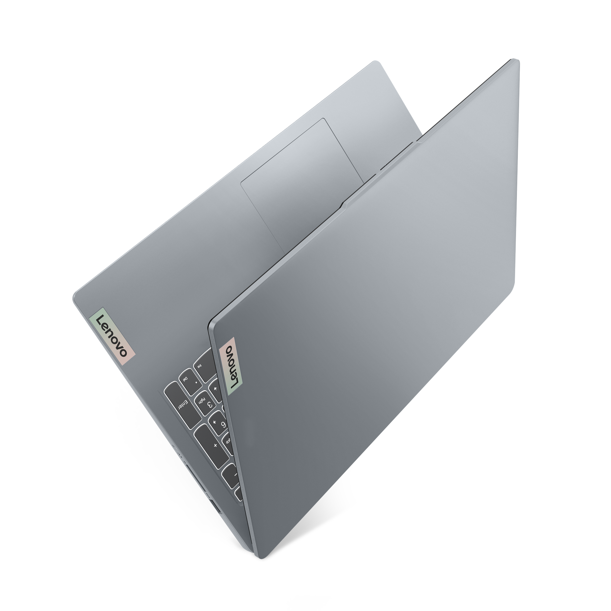 Een grijze Lenovo-laptop staat open op een zwarte achtergrond. Het Lenovo-logo is zichtbaar. Het toetsenbord is zichtbaar.