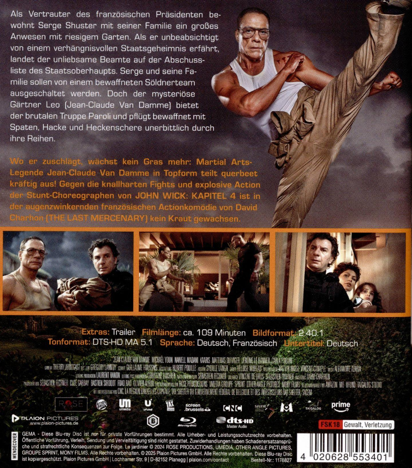 Jean-Claude Van Damme in Martial-Arts-Pose, trägt ein weißes Tanktop und braune Hose. Ein Filmplakat.