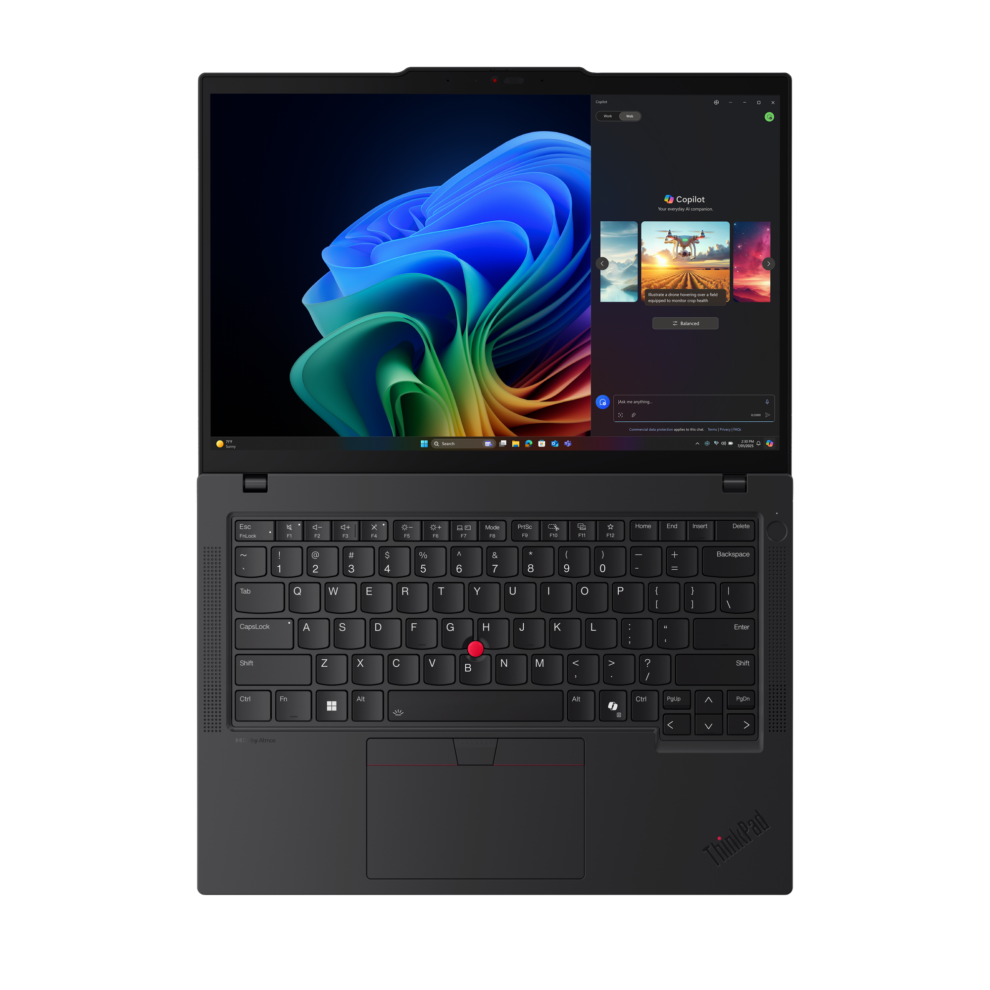 Laptop geöffnet, mit buntem, abstraktem Hintergrundbild und Copilot-Fenster. Tastatur und Touchpad sichtbar, ThinkPad-Logo.