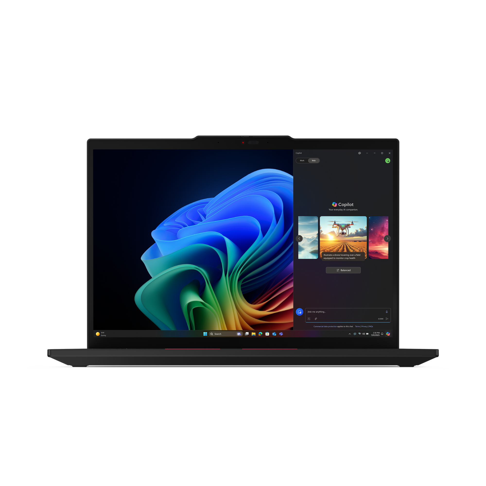 Laptop mit Copilot-Oberfläche. Der Bildschirm zeigt blaues und grünes abstraktes Design und Drohnenbild. Schwarzer Laptop auf schwarzem Hintergrund.