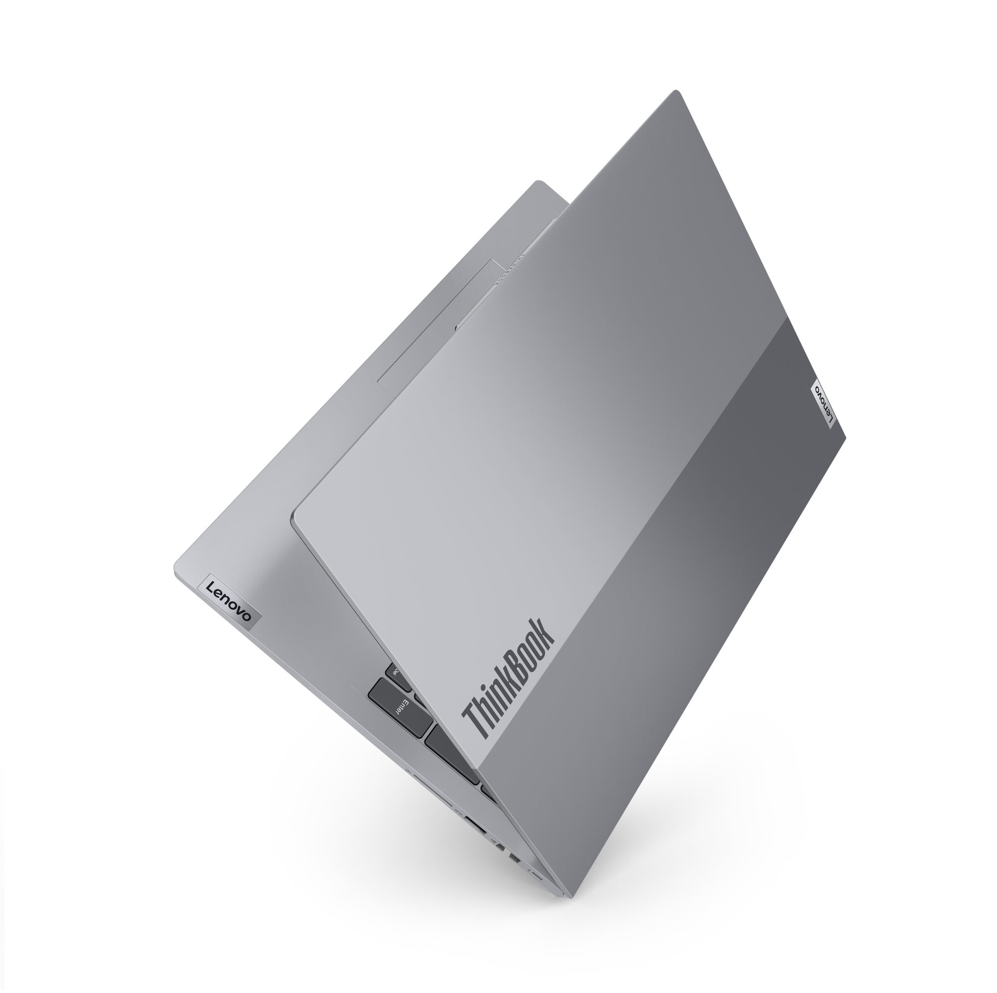 Srebrny laptop Lenovo ThinkBook jest otwarty po przekątnej na czarnym tle. Widoczne jest logo Lenovo.