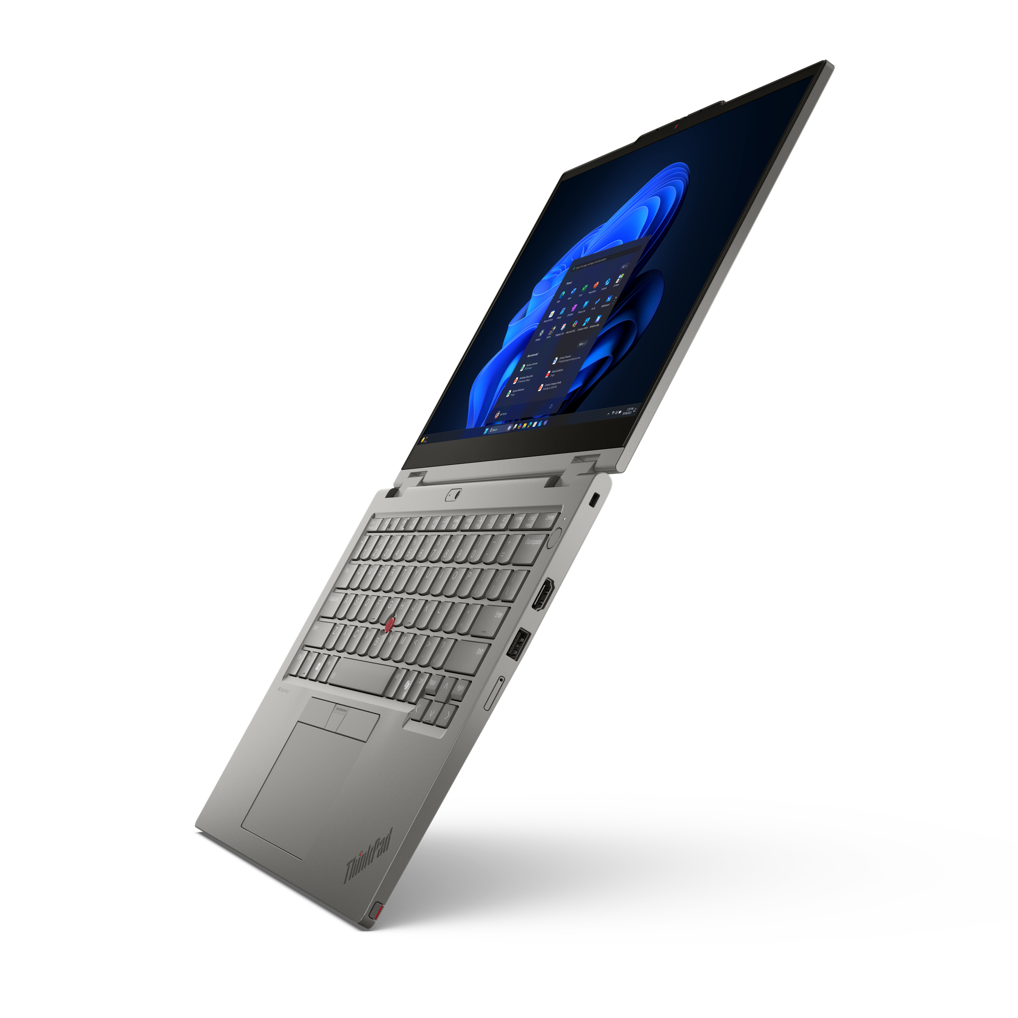 Ein silberner Laptop auf schwarzem Hintergrund. Der Bildschirm zeigt eine Windows-Oberfläche, Tastatur sichtbar, ThinkPad-Logo, roter Trackpoint.