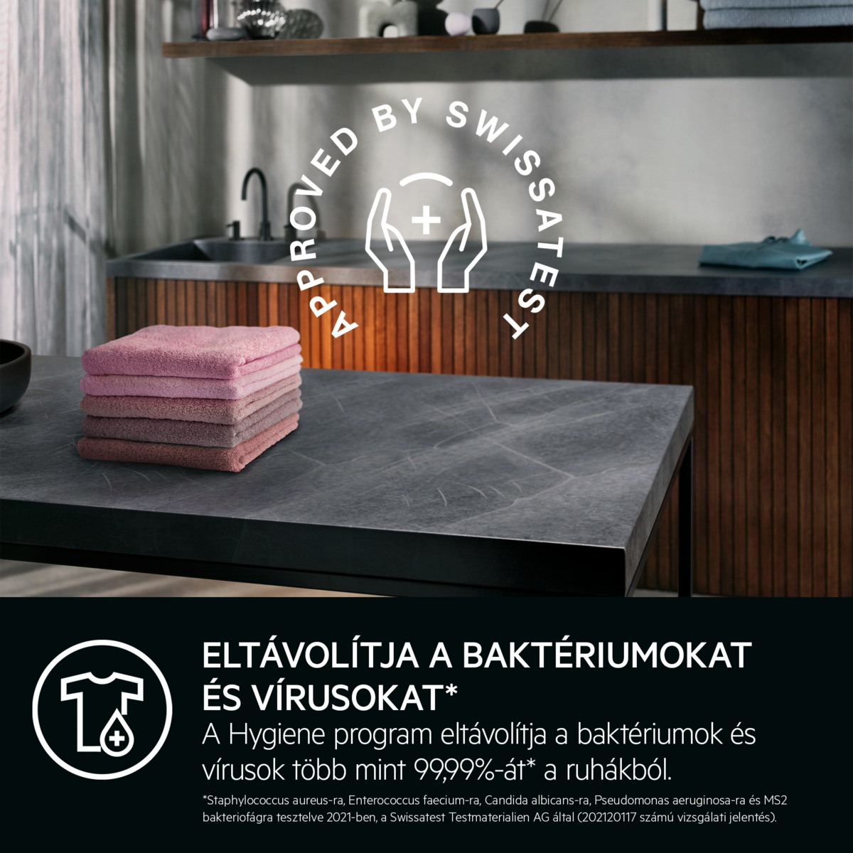 Rózsaszín törölközők egy sötét felületen. A háttérben mosdó és 'Swissatest' logó, a higiéniát jelzi.