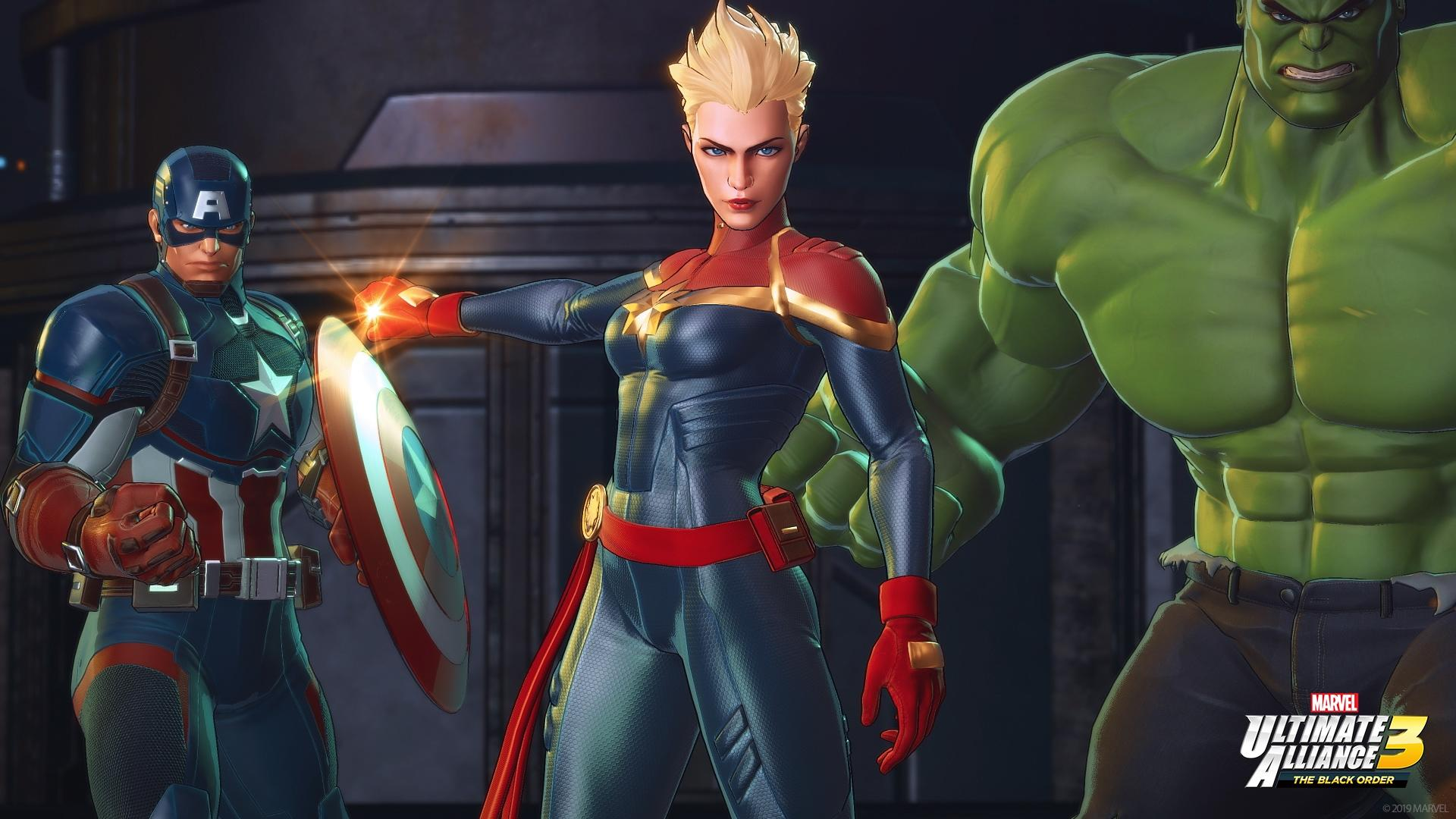 Kapitan Marvel, Kapitan Ameryka i Hulk są gotowi. Kapitan Marvel wskazuje, Kapitan Ameryka trzyma tarczę. Hulk patrzy.