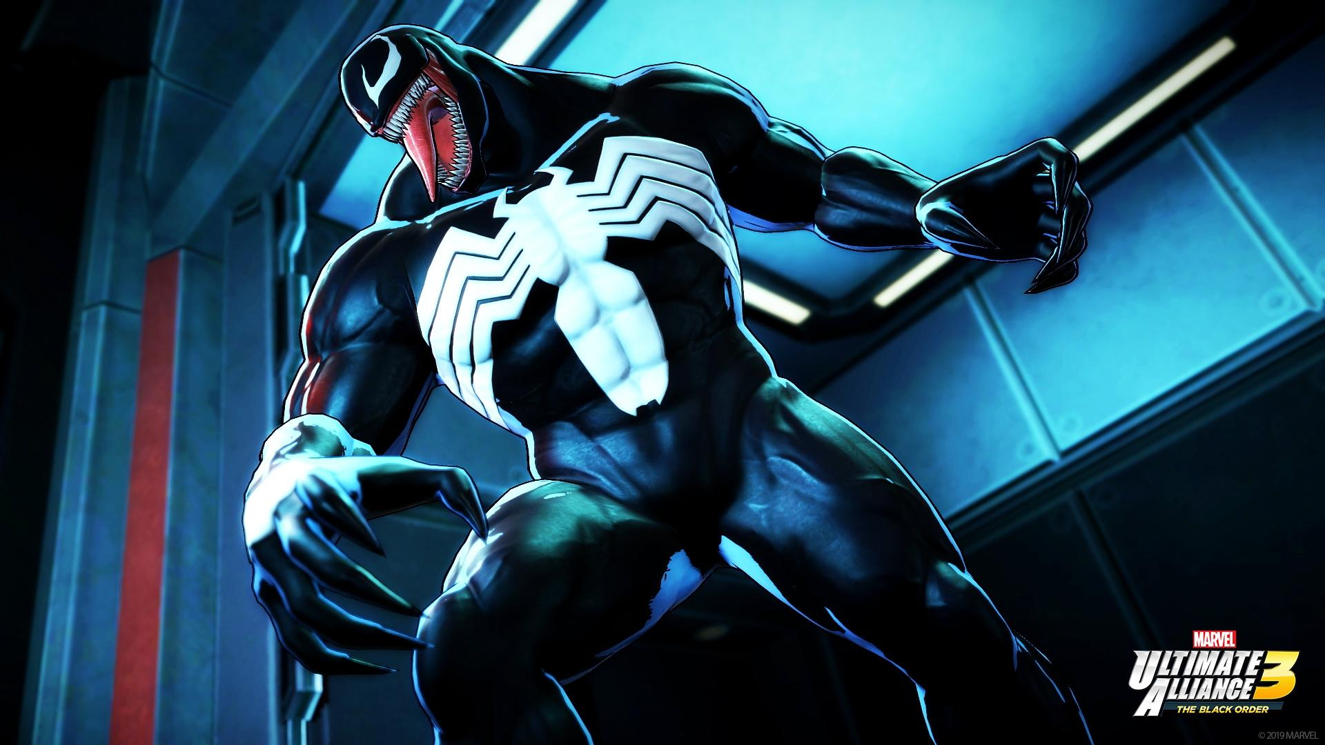 Venom z Marvel's Ultimate Alliance 3. Czarny kostium z białym symbolem pająka. Otwarta buzia, czerwony język. Pozuje w niebieskim otoczeniu.