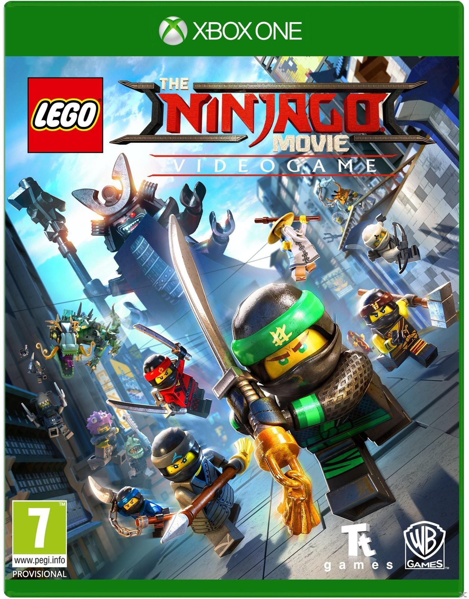 Okładka gry wideo Lego Ninjago Movie. Ninja z bronią stawiają czoła dużemu robotowi. Tło to miasto z większą liczbą postaci Lego.