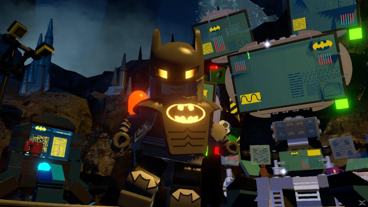 Lego Batman stoi w ciemnym pokoju. Jest otoczony monitorami i sprzętem. Symbol nietoperza jest widoczny na jego klatce piersiowej i ekranach.