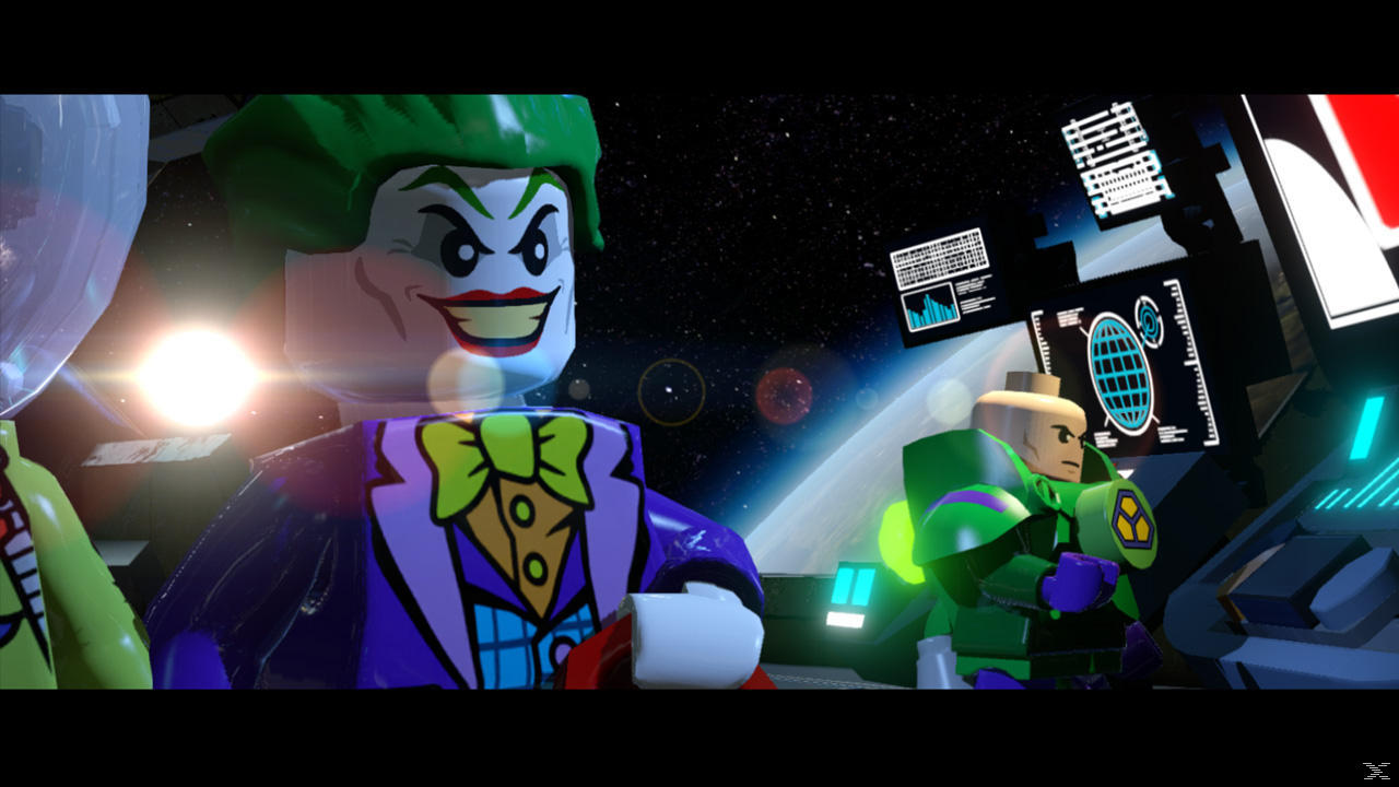 Lego Joker i Lex Luthor w statku kosmicznym. Joker się uśmiecha. Tło pokazuje kosmos, ekrany i innych członków załogi.