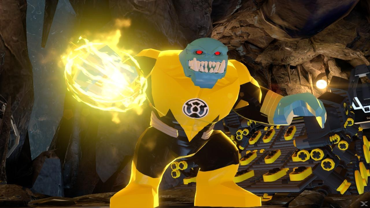 Figurka Lego Sinestro w kolorze żółto-czarnym, trzymająca świecącą żółtą konstrukcję energetyczną. Tło to otoczenie jaskini.