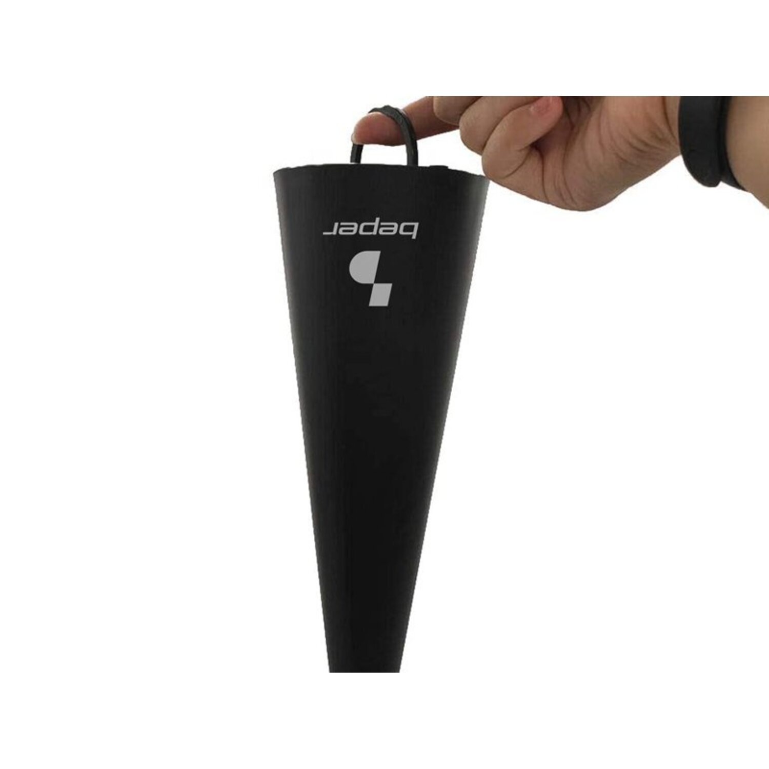 Een zwart, kegelvormig object wordt door een hand vastgehouden. Het object heeft een handvat en het woord "beper".