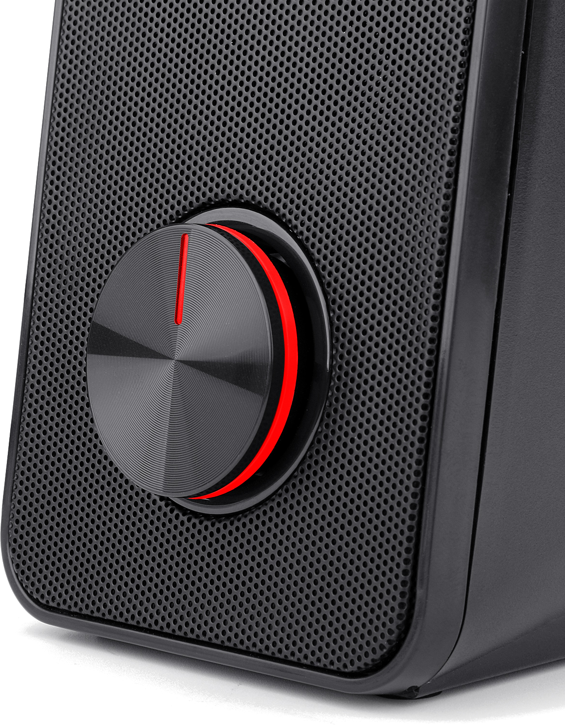 Zbliżenie czarnego głośnika z perforowanym przodem. Posiada pokrętło głośności z czerwonym pierścieniem i czerwoną linią.