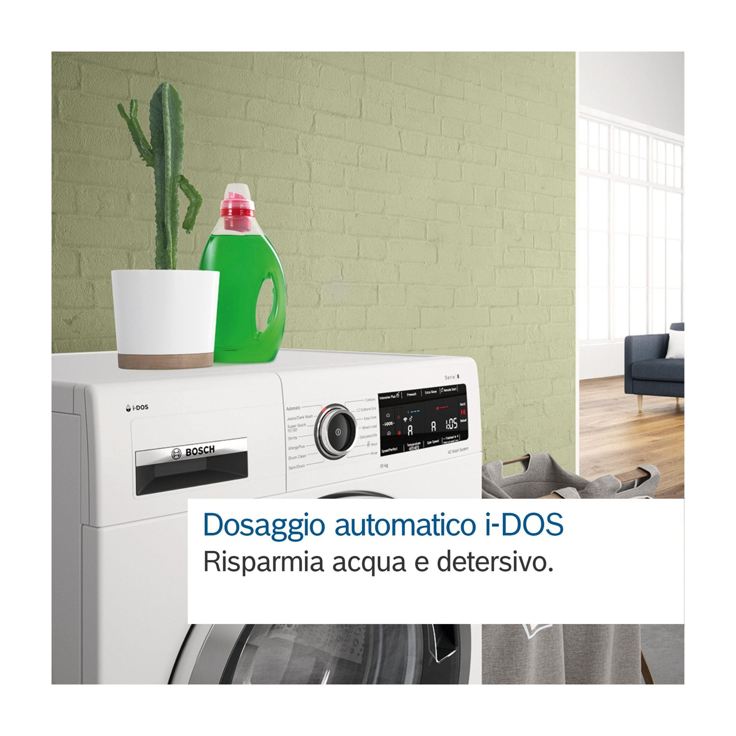 Una lavatrice con un cactus, detersivo e uno sfondo di muro di mattoni. Testo: 'Dosaggio automatico i-DOS' e 'Risparmia acqua e detersivo.'
