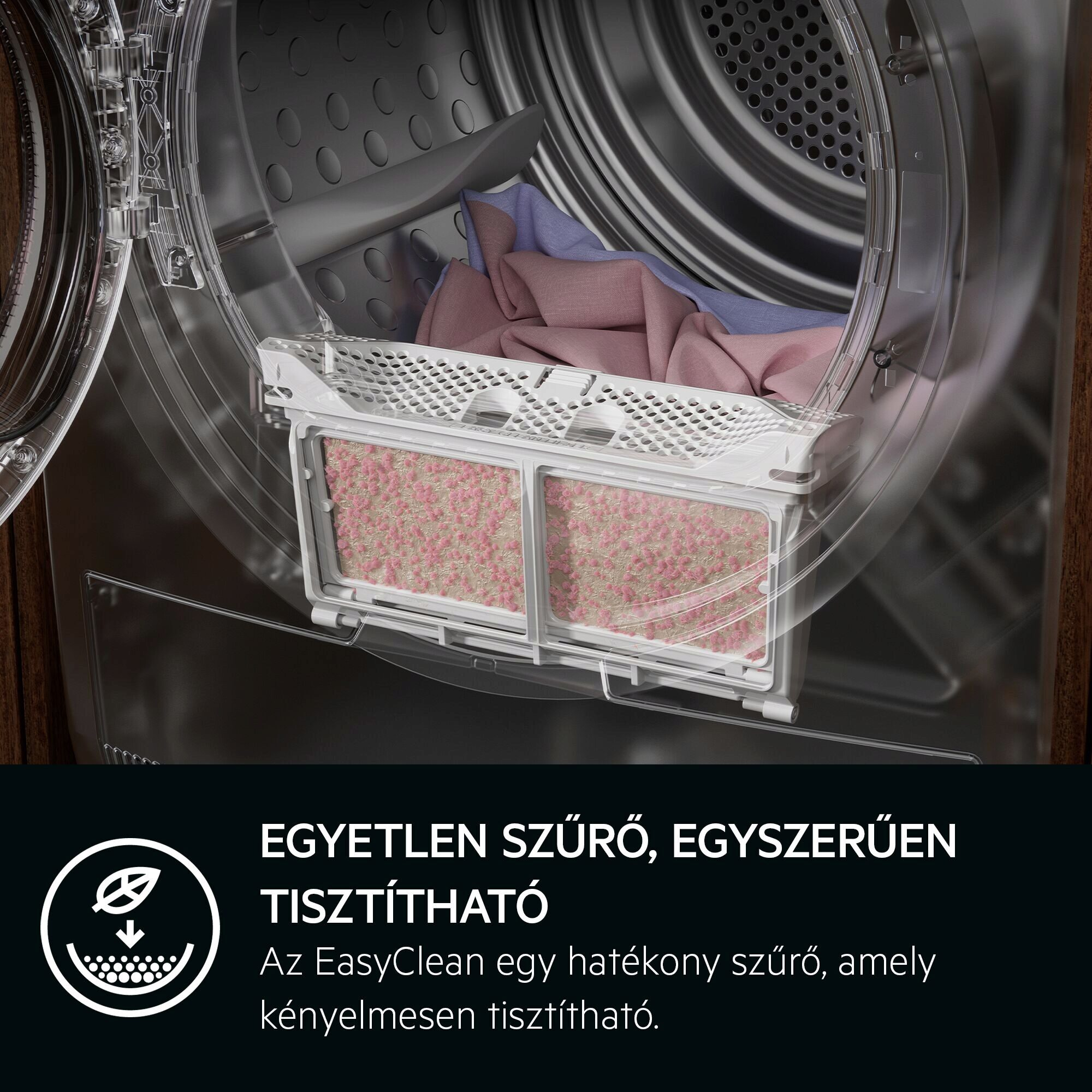 Egy szárító szűrője látható. A dobban ruhák vannak. A szűrő fehér, benne rózsaszín anyaggal. A szárító nyitva van.