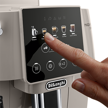 Eine Hand berührt den Bildschirm einer Kaffeemaschine und wählt Espresso aus. Symbole für Dampf, Kaffee und Eiskaffee sind sichtbar.