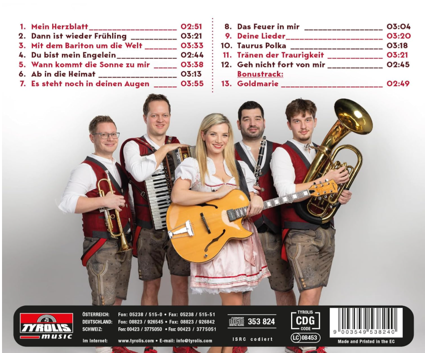 Eine Musikgruppe mit fünf Personen, zwei Männer halten Instrumente und eine Frau hält eine Gitarre. Albumtitel und Titelliste sind sichtbar.
