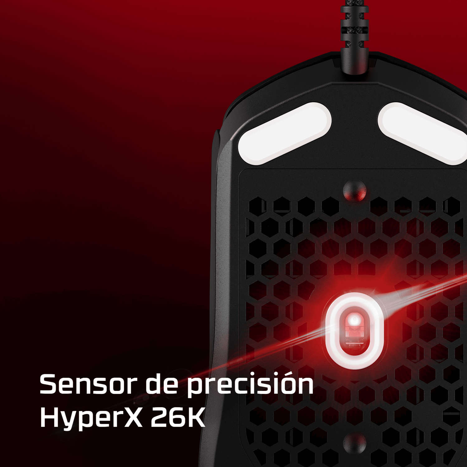 Ratón gaming negro con sensor rojo brillante. Texto: 'Sensor de precisión HyperX 26K'.