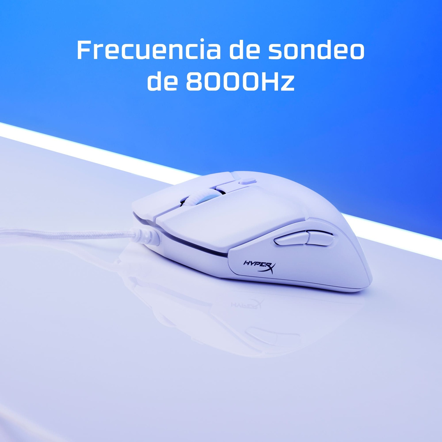 Un ratón gaming blanco HyperX sobre una superficie blanca, con fondo degradado azul. Texto superior: 'Frecuencia de sondeo de 8000Hz'.