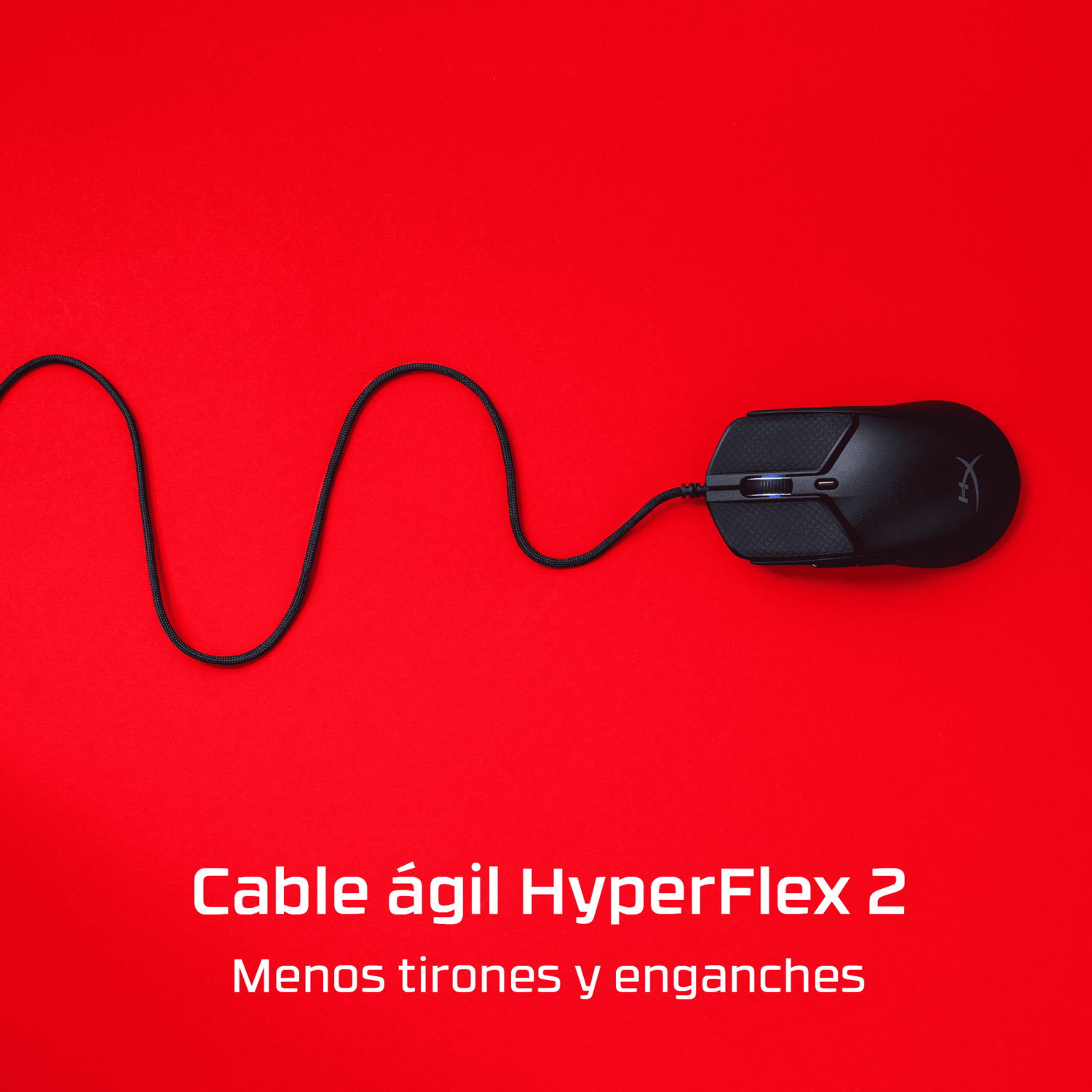 Ratón de ordenador negro con cable negro sobre fondo rojo. El texto dice 'Cable ágil HyperFlex 2'.