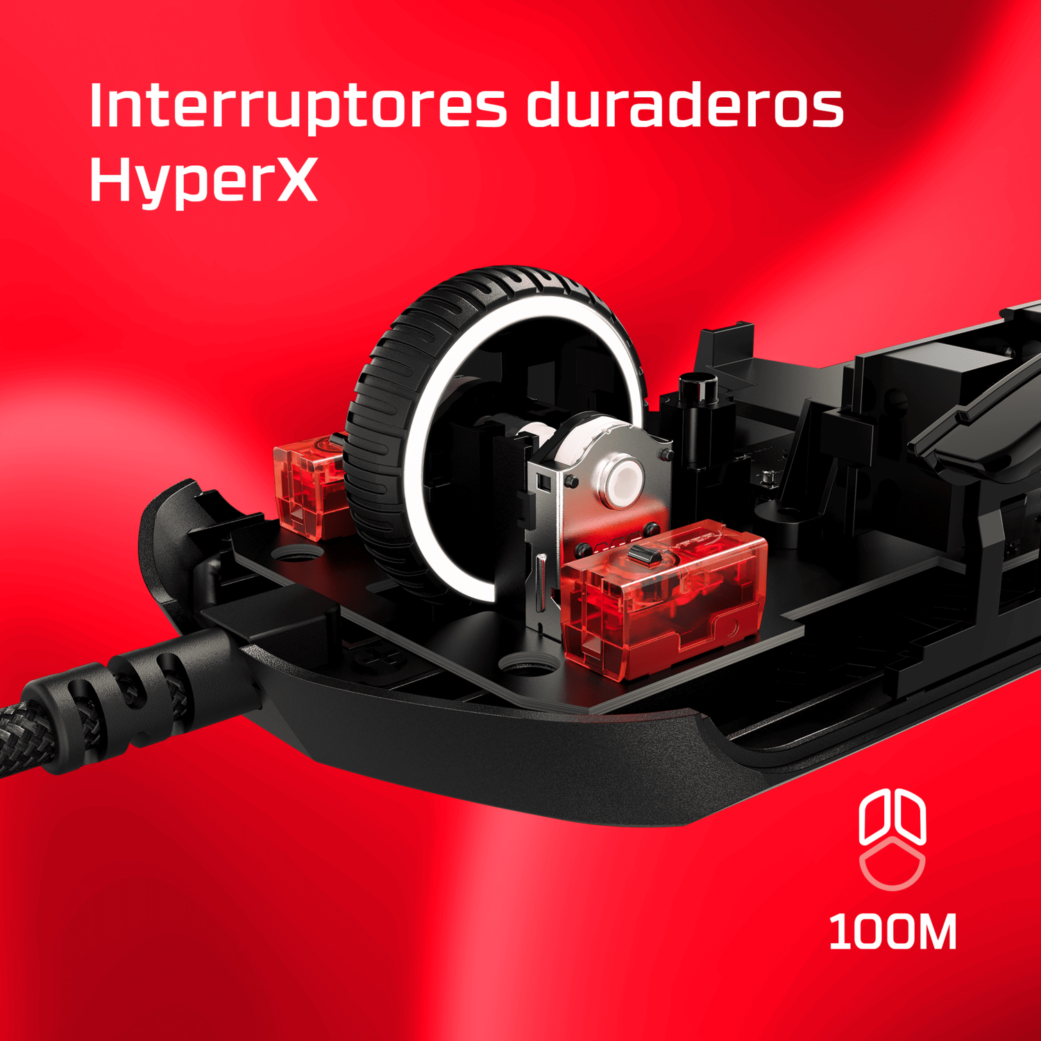 Primer plano de un ratón gaming negro con detalles rojos, rueda e interruptores. El fondo es rojo. El texto dice interruptores duraderos HyperX.
