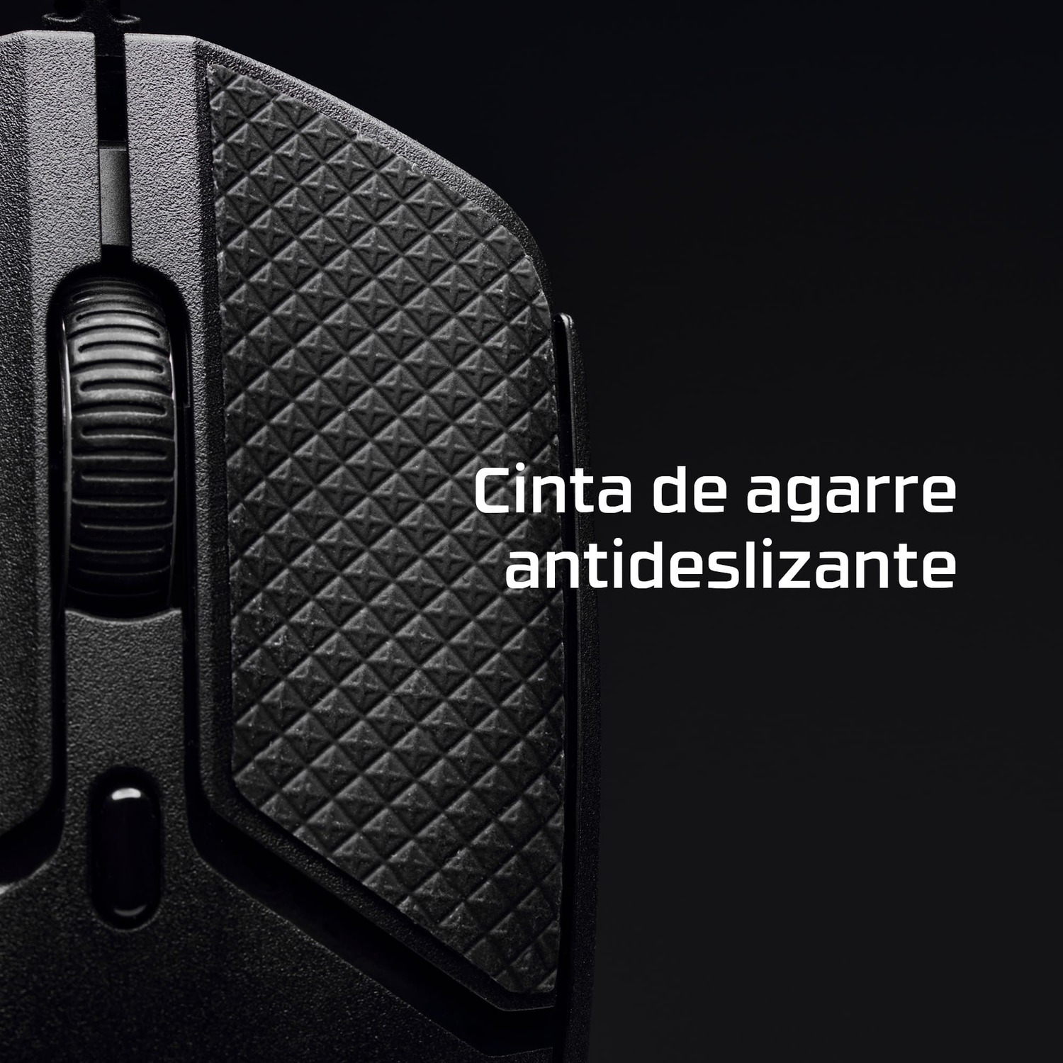 Primer plano de un ratón negro. Características: agarre texturizado, rueda de desplazamiento y botón. El fondo es oscuro.