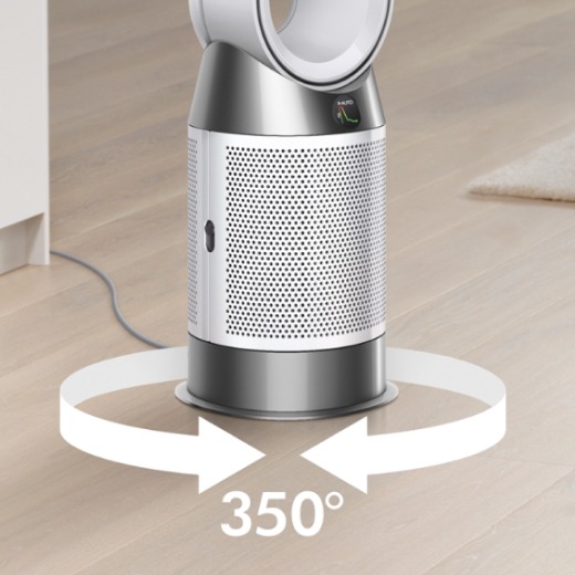 Un ventilador blanco y plateado sobre un piso de madera, con una flecha de rotación de 350 grados. El ventilador tiene una pantalla digital y un cable de alimentación.