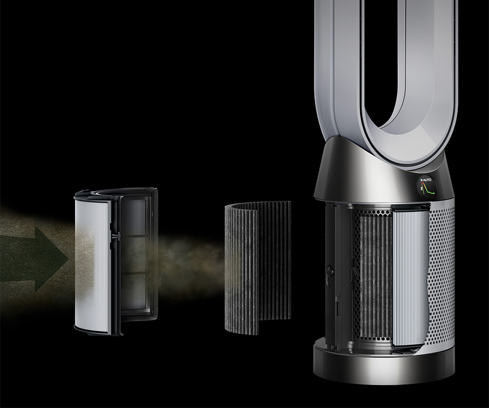 Un purificador de aire Dyson con sus componentes de filtro desmontados. Un filtro usado muestra polvo siendo removido por una flecha. Fondo negro.