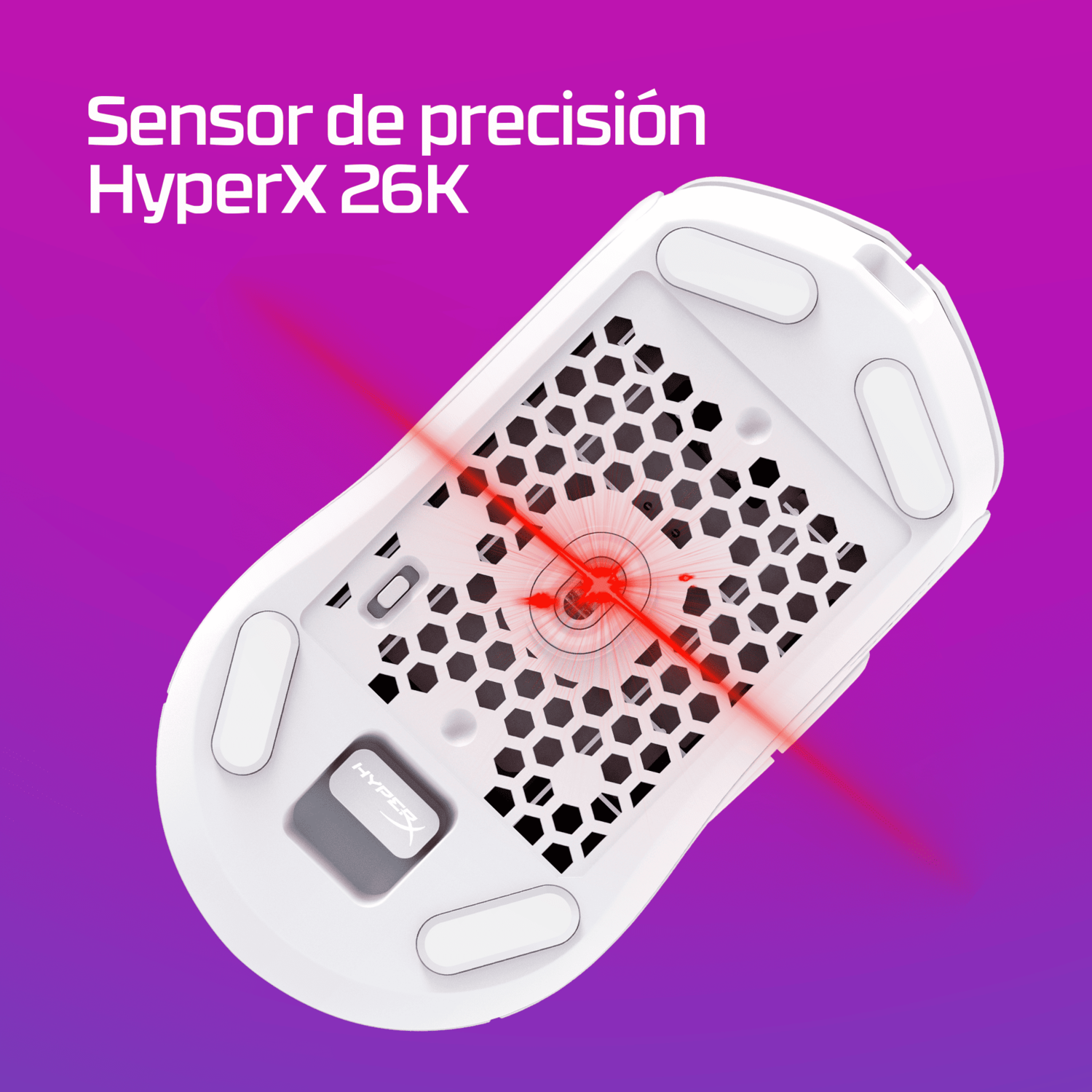 Parte inferior de un ratón gaming blanco con ventilación de panal, láser rojo y logotipo HyperX. Fondo morado con texto: Sensor de precisión HyperX 26K.