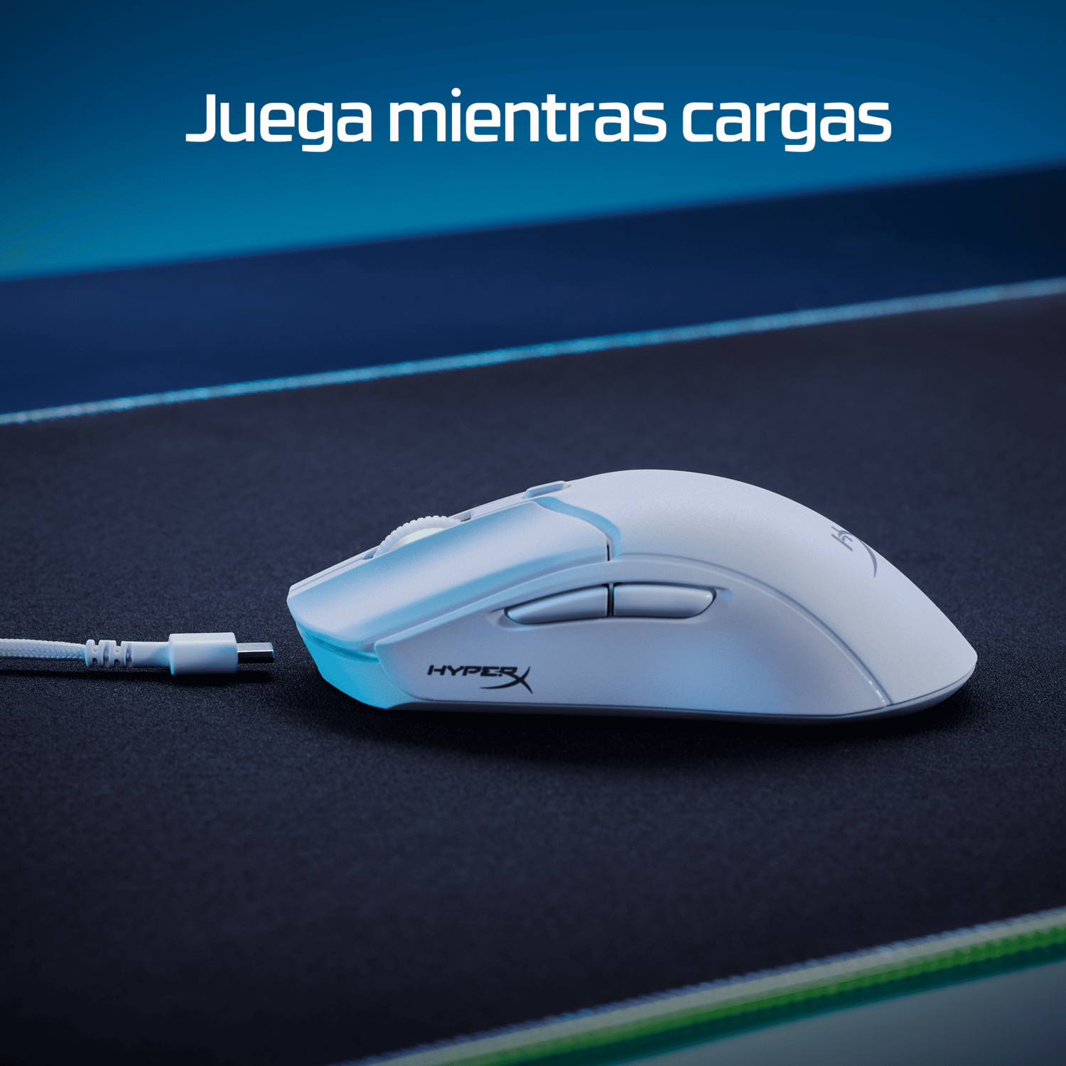 Un ratón gaming HyperX blanco sobre una alfombrilla negra. El ratón está conectado por cable USB-C. Texto arriba: 'Juega mientras cargas'.