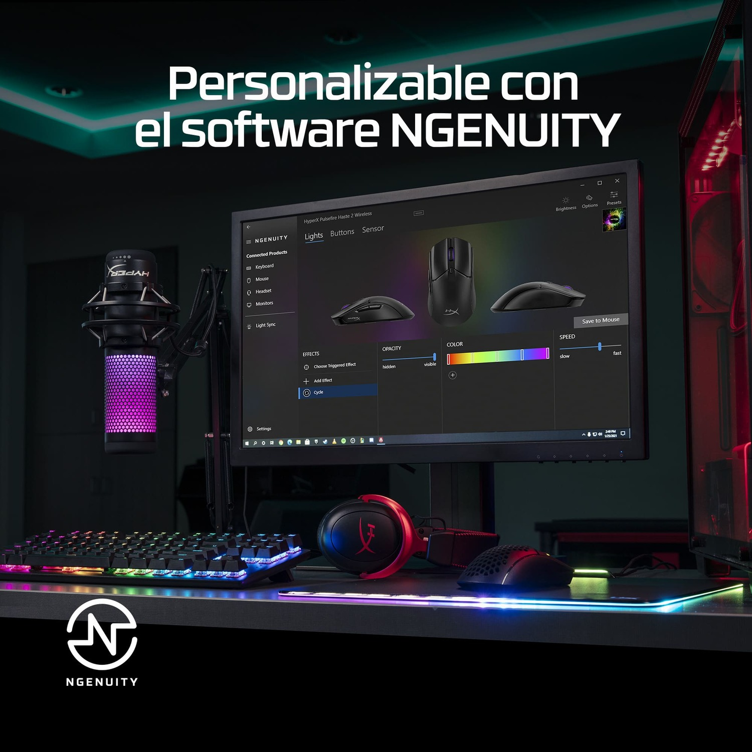 Una configuración de escritorio con computadora, ratón, teclado, micrófono y auriculares. La pantalla muestra software de personalización.
