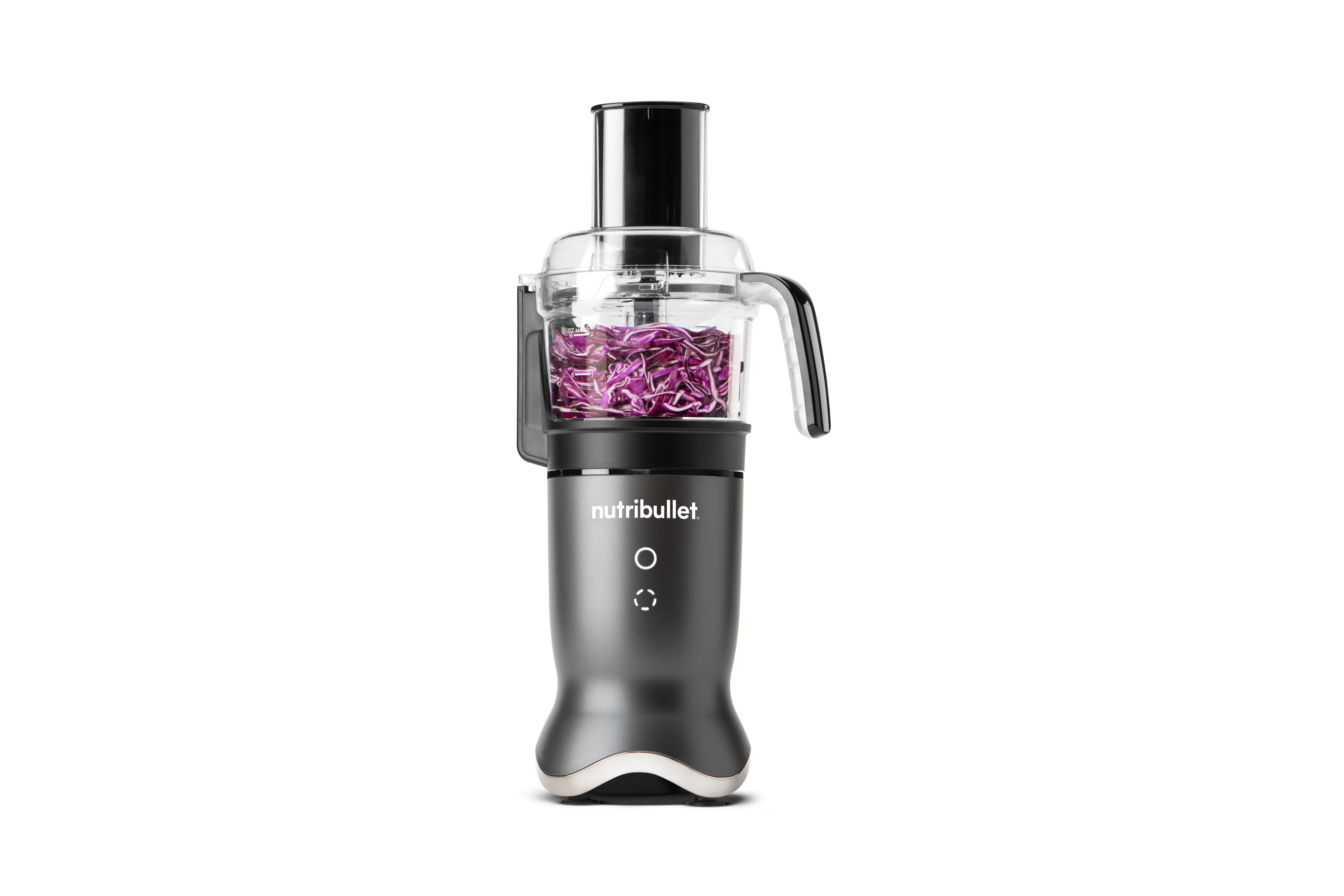 Ein Nutribullet-Foodprocessor mit Rotkohl. Er ist grau und schwarz, auf weißem Hintergrund.