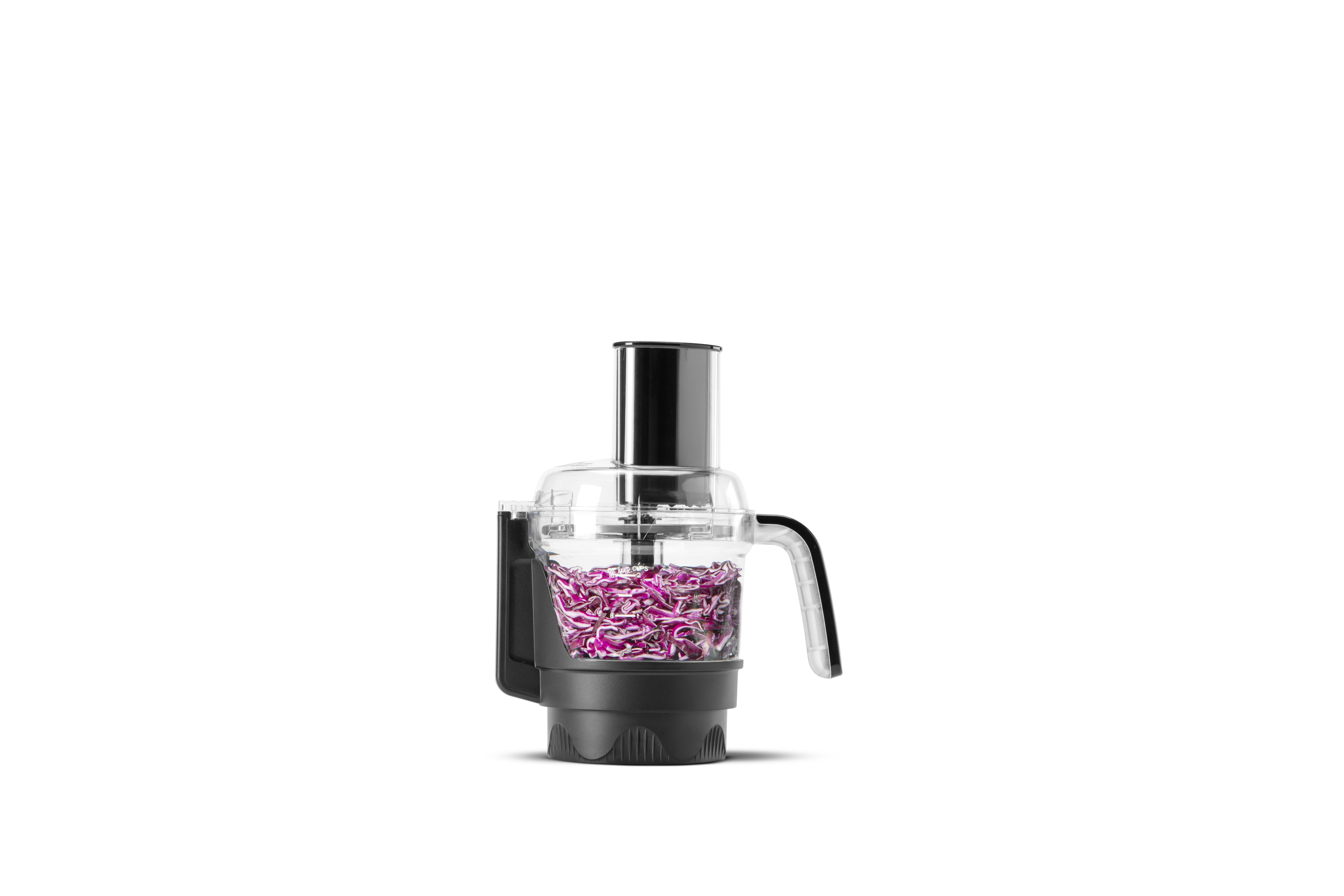 Ein Foodprocessor mit Rotkohl. Er hat einen schwarzen Sockel und einen durchsichtigen Behälter.