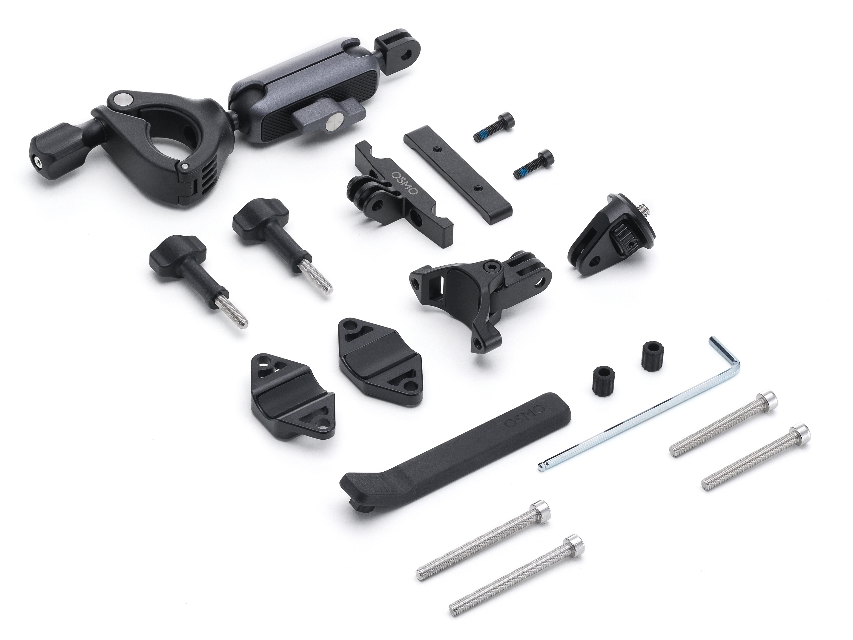 Różne czarne akcesoria do montażu kamery na białym tle, w tym zaciski, śruby i wsporniki.