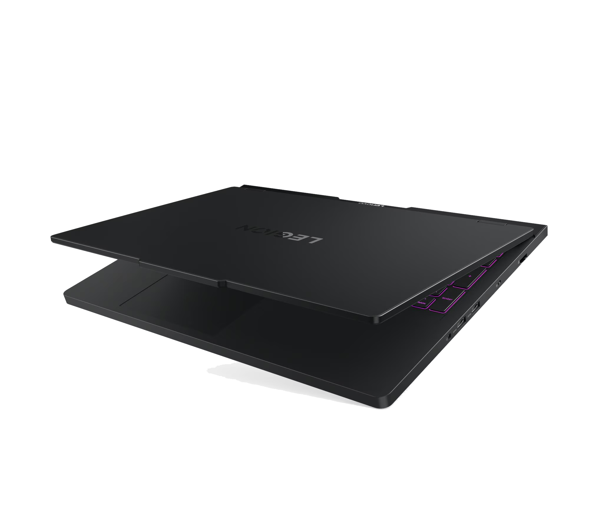 Laptop Lenovo Legion negro, parcialmente abierto, teclas con retroiluminación morada, sobre fondo negro.