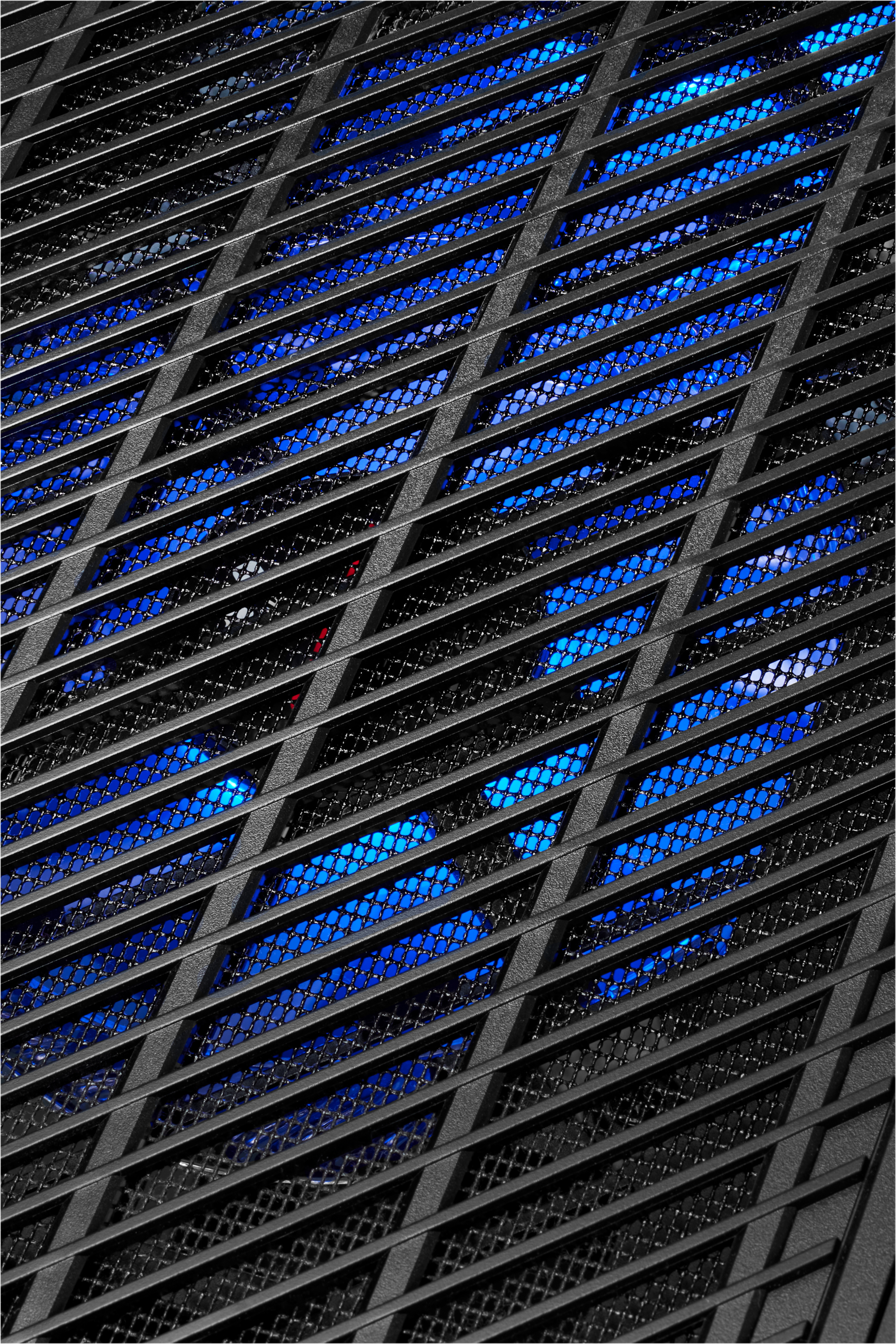 Nahaufnahme eines schwarzen Metallgitters mit blauem, leuchtendem Inneren. Diagonale Linien und ein Netzmuster sind sichtbar.