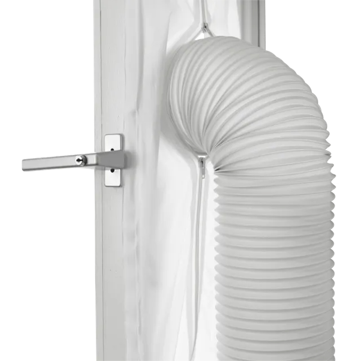 Een witte raam met een zilveren handvat en een flexibele witte buis. Een wit laken bedekt het raamkozijn.