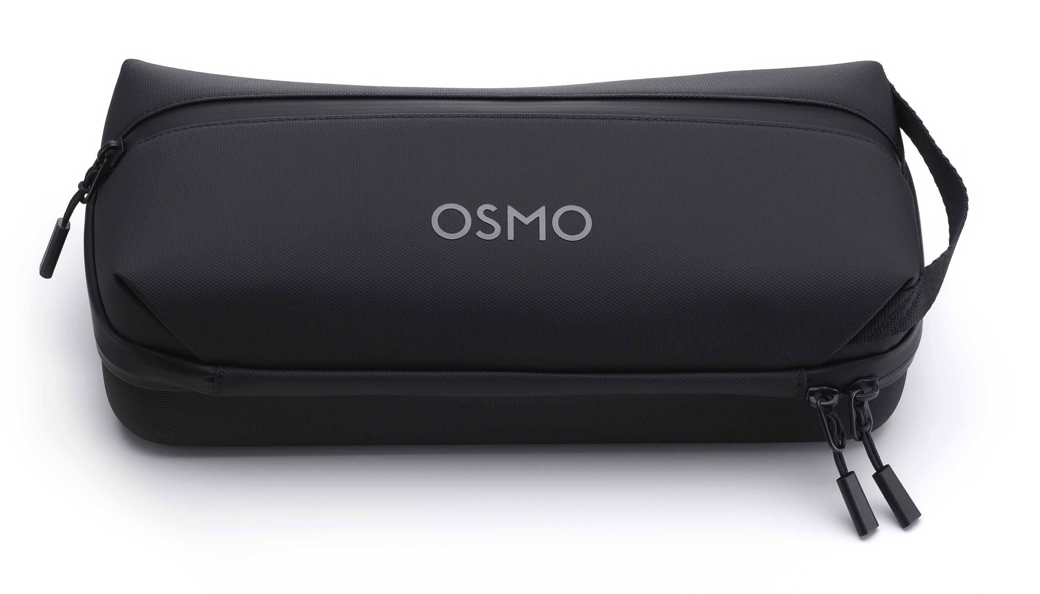 Czarny futerał transportowy Osmo na białym tle. Futerał ma zamek błyskawiczny, uchwyt i szare logo Osmo.