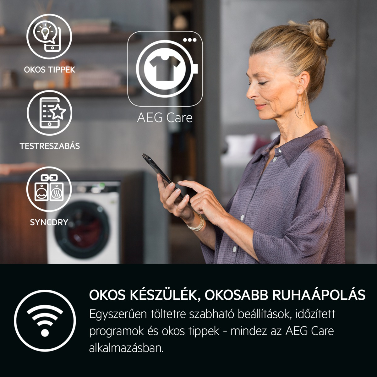 Egy nő telefont használ, AEG Care-rel kapcsolatos ikonokkal és szöveggel. A háttérben egy mosógép. A nő lila inget visel.