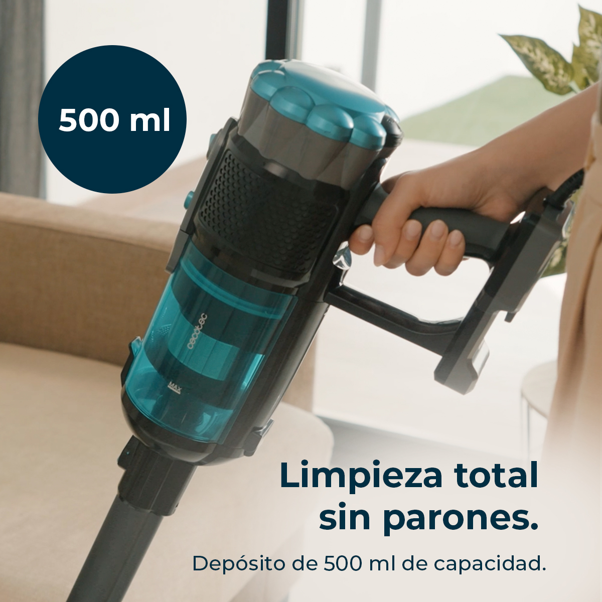 Una persona sostiene una aspiradora azul y negra. El texto dice '500 ml' y 'Limpieza total sin parones. Depósito de 500 ml'.