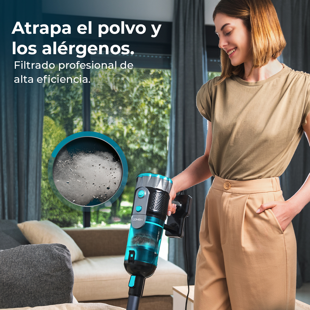 Mujer usando una aspiradora turquesa y negra. Partículas de polvo se muestran en un círculo a la izquierda. Sonríe. Un salón está al fondo.