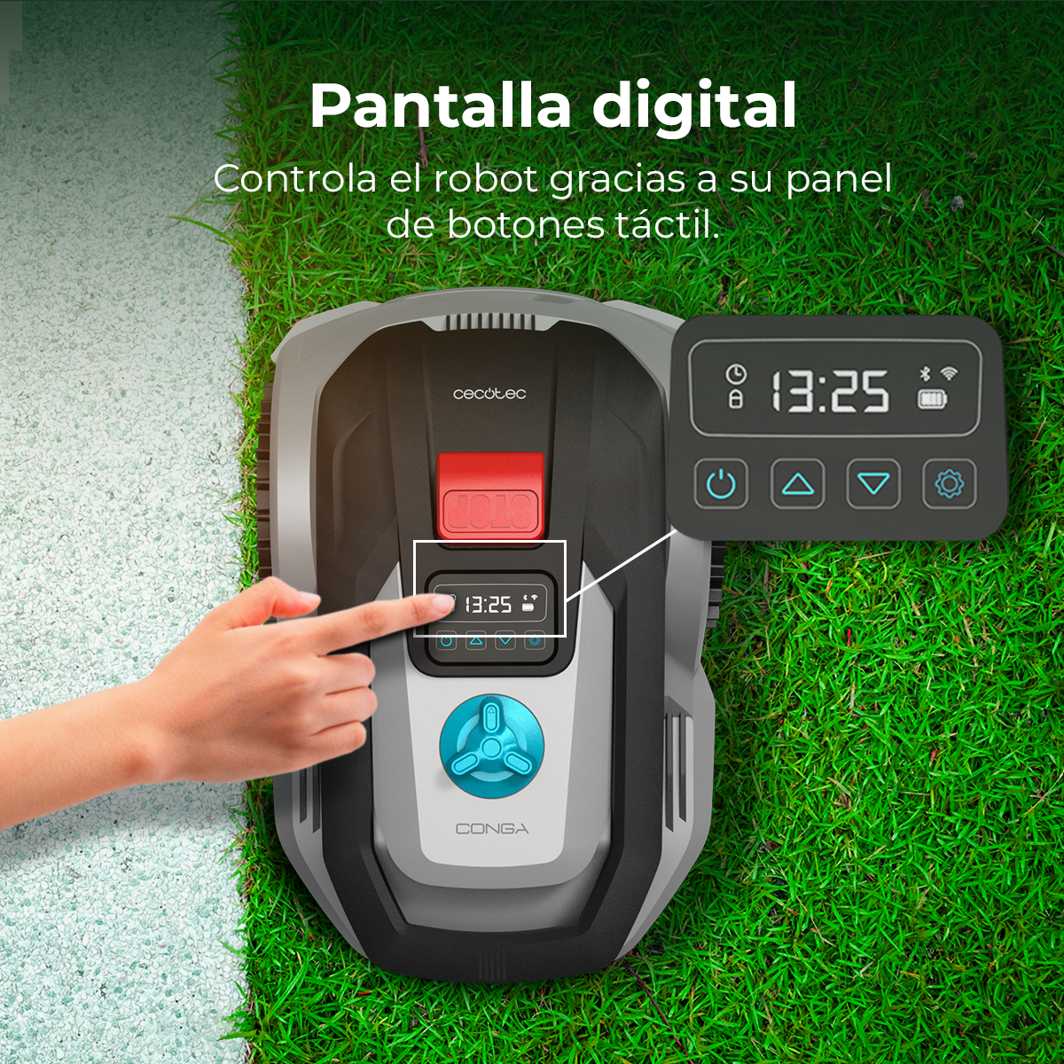 Una mano señala la pantalla de un cortacésped robótico. La pantalla muestra la hora 13:25. Hay hierba verde a la derecha.