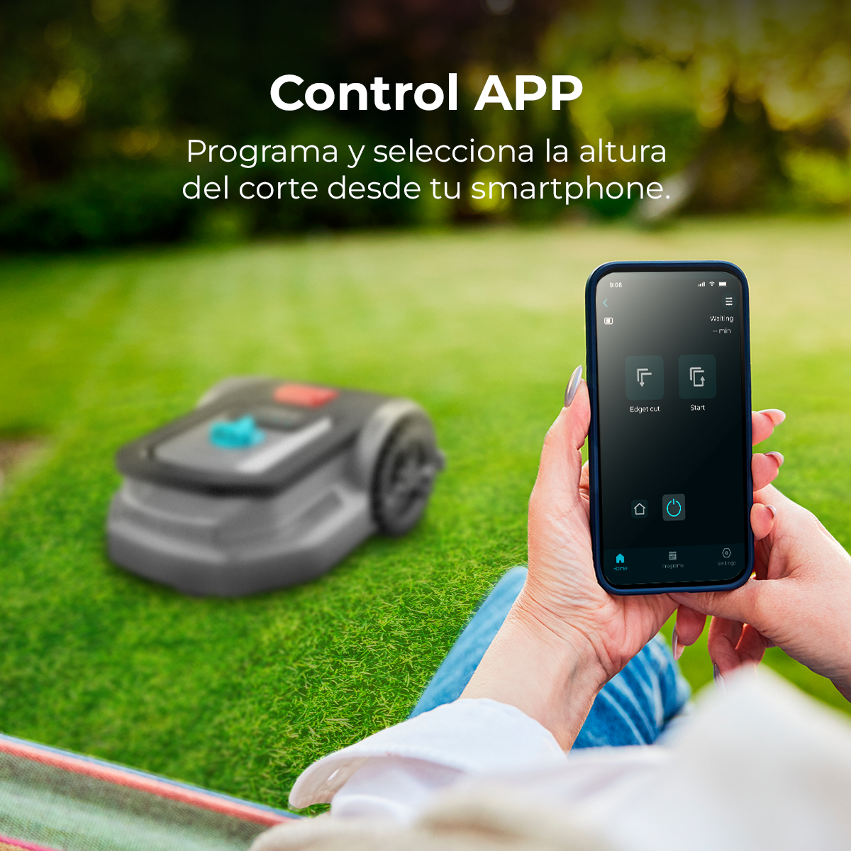 Una persona sosteniendo un teléfono que controla una cortadora de césped. La cortadora está en el césped verde. El texto dice: Control APP.
